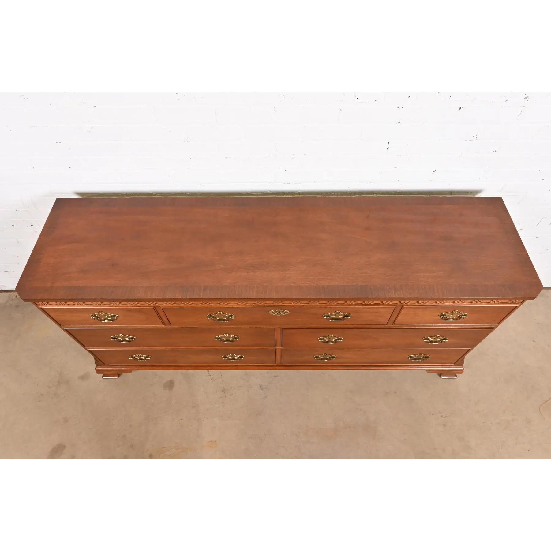 Baker Furniture Chippendale Long Dresser ou Credenza en acajou sculpté en vente 3