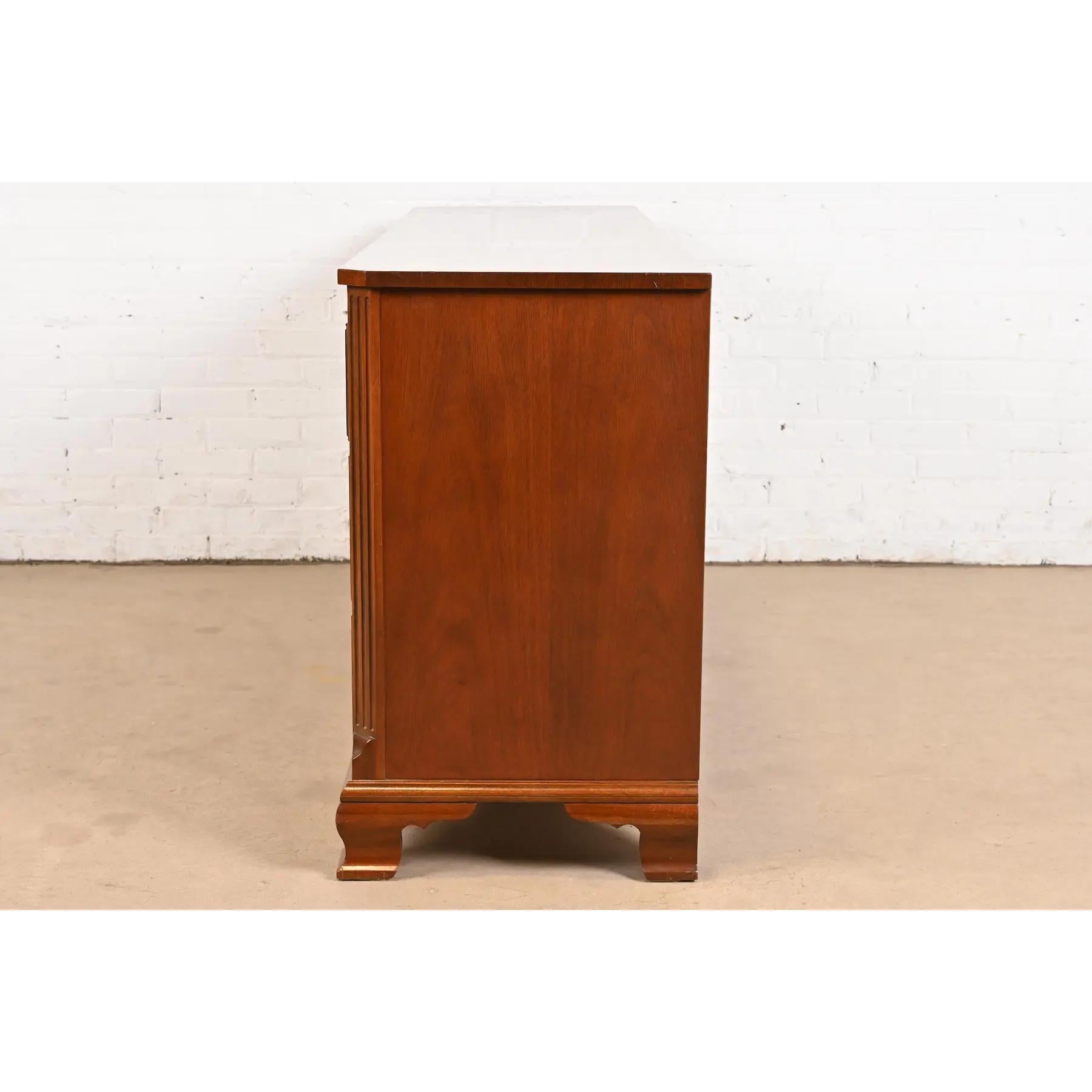 Baker Furniture Chippendale Long Dresser ou Credenza en acajou sculpté en vente 4