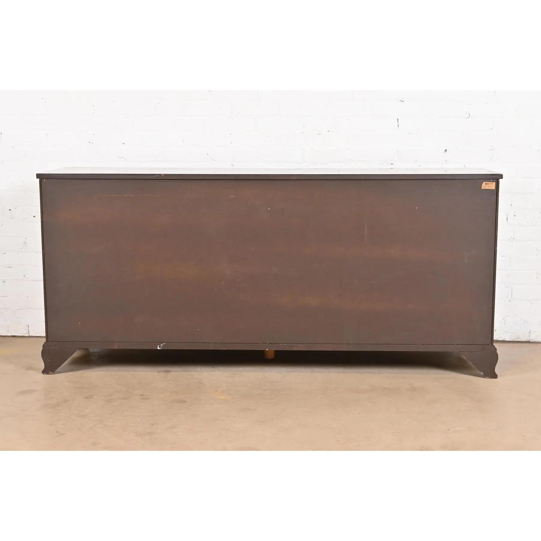 Baker Furniture Chippendale Long Dresser ou Credenza en acajou sculpté en vente 5