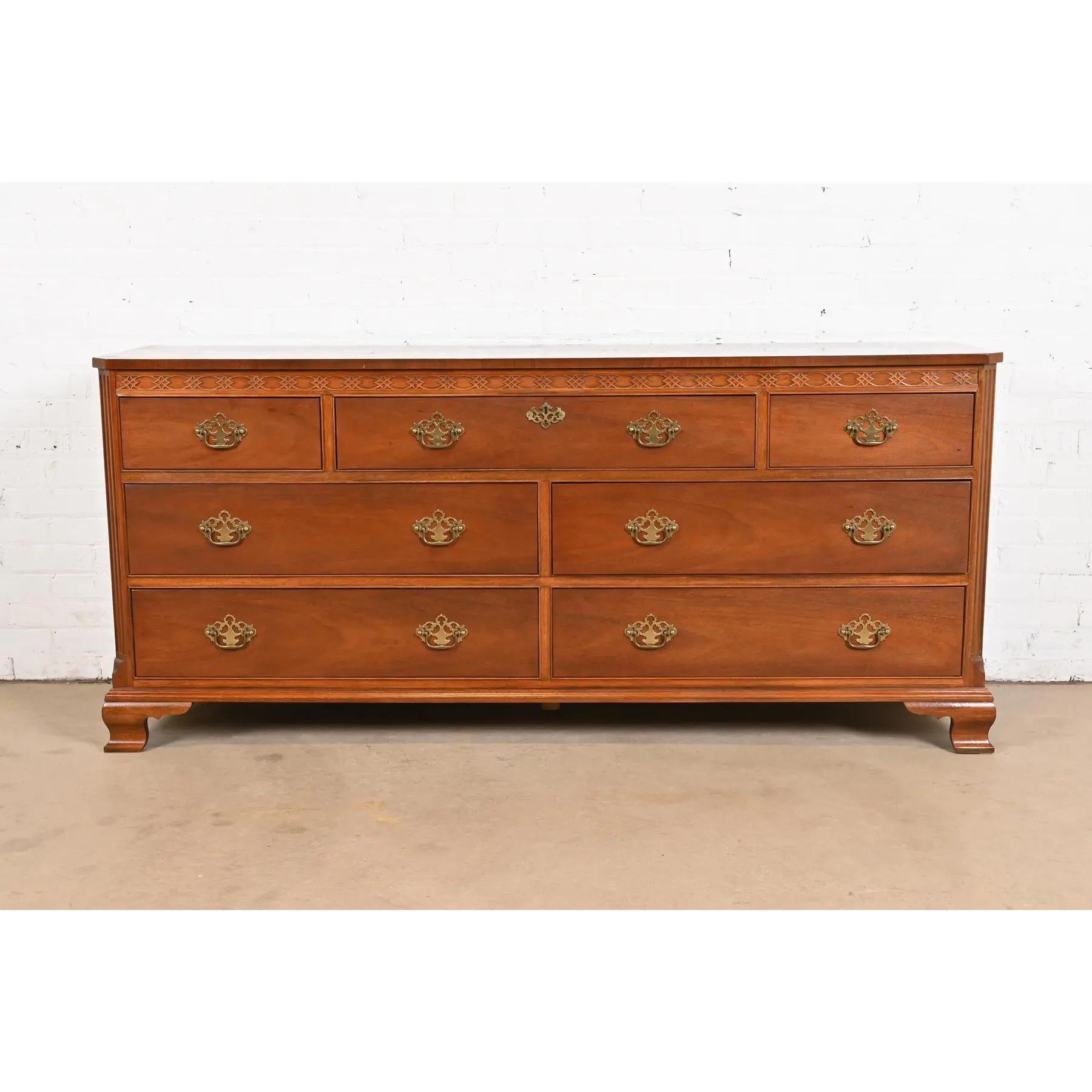 Exceptionnelle longue commode ou crédence à sept tiroirs de style géorgien ou Chippendale

Par Baker Furniture

USA, Circa 1980

Acajou sculpté, avec quincaillerie originale en laiton.

Dimensions : 71,38 