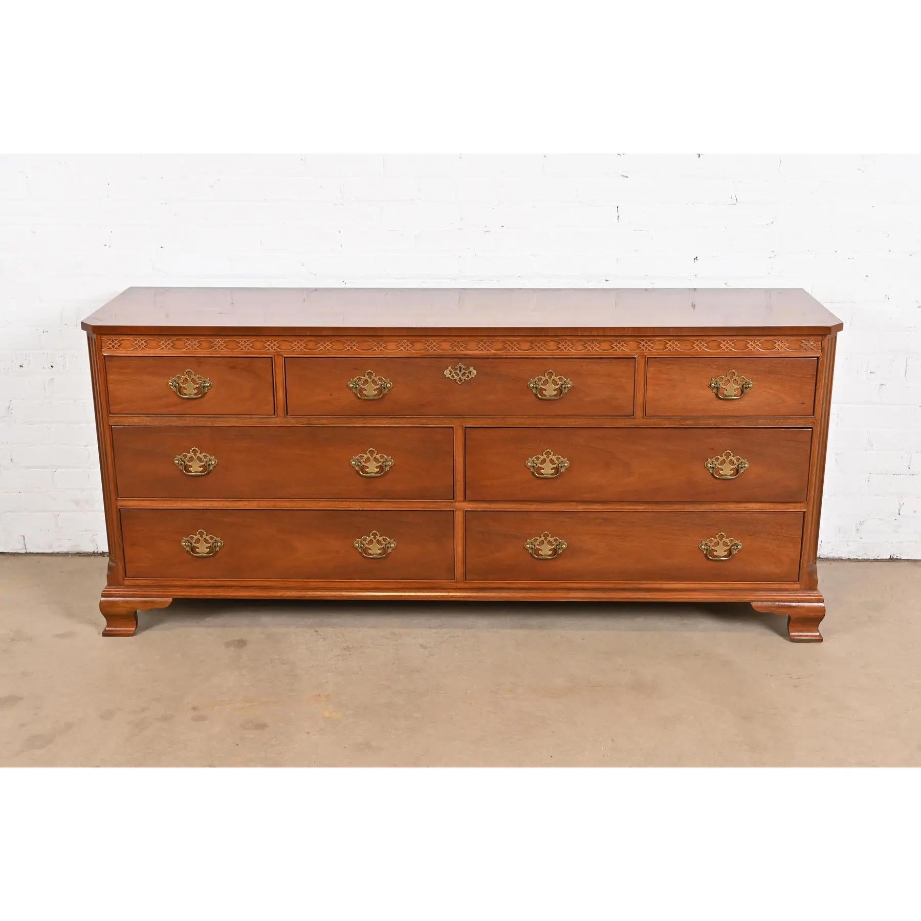 Georgien Baker Furniture Chippendale Long Dresser ou Credenza en acajou sculpté en vente