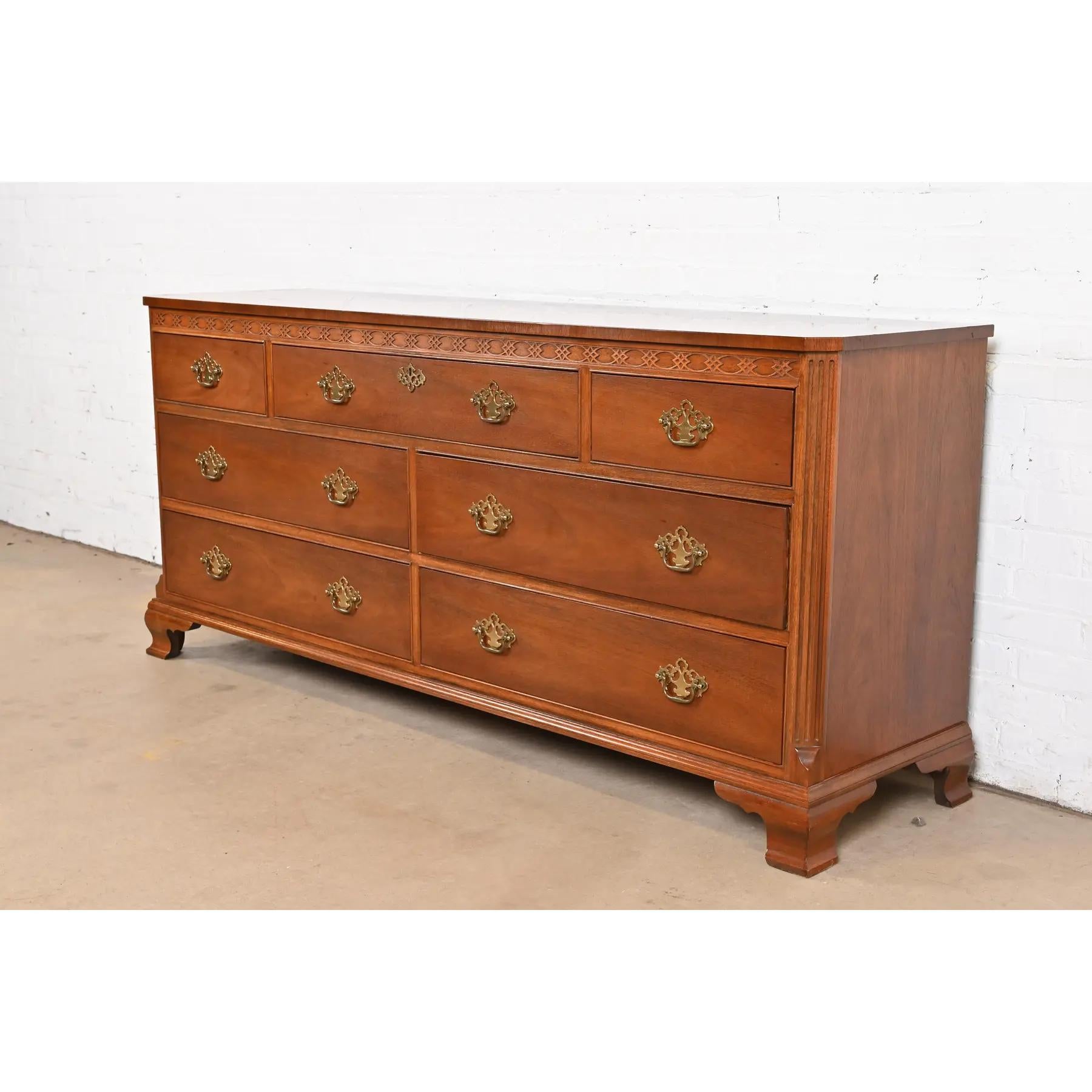 Américain Baker Furniture Chippendale Long Dresser ou Credenza en acajou sculpté en vente