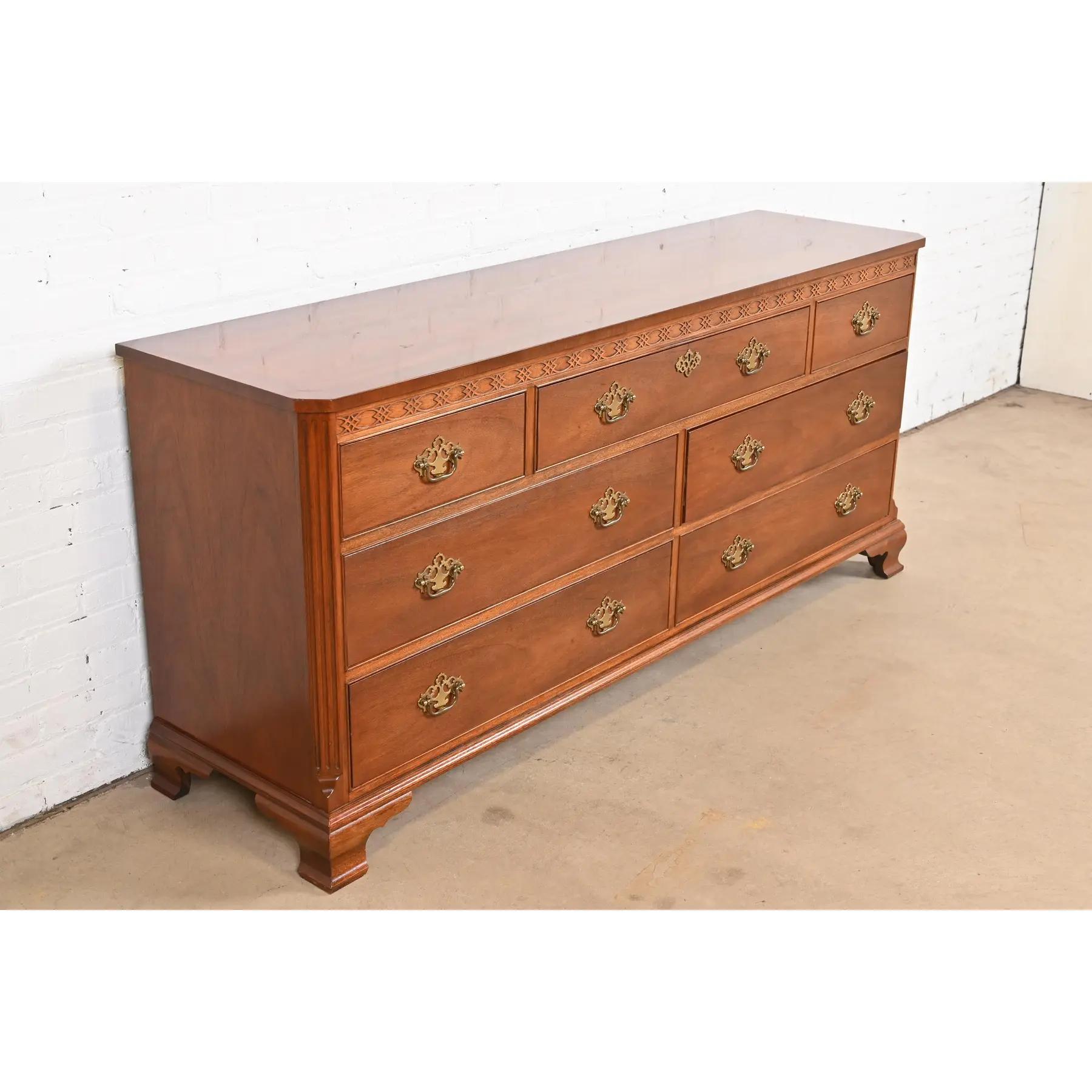 Baker Furniture Chippendale Long Dresser ou Credenza en acajou sculpté Bon état - En vente à South Bend, IN