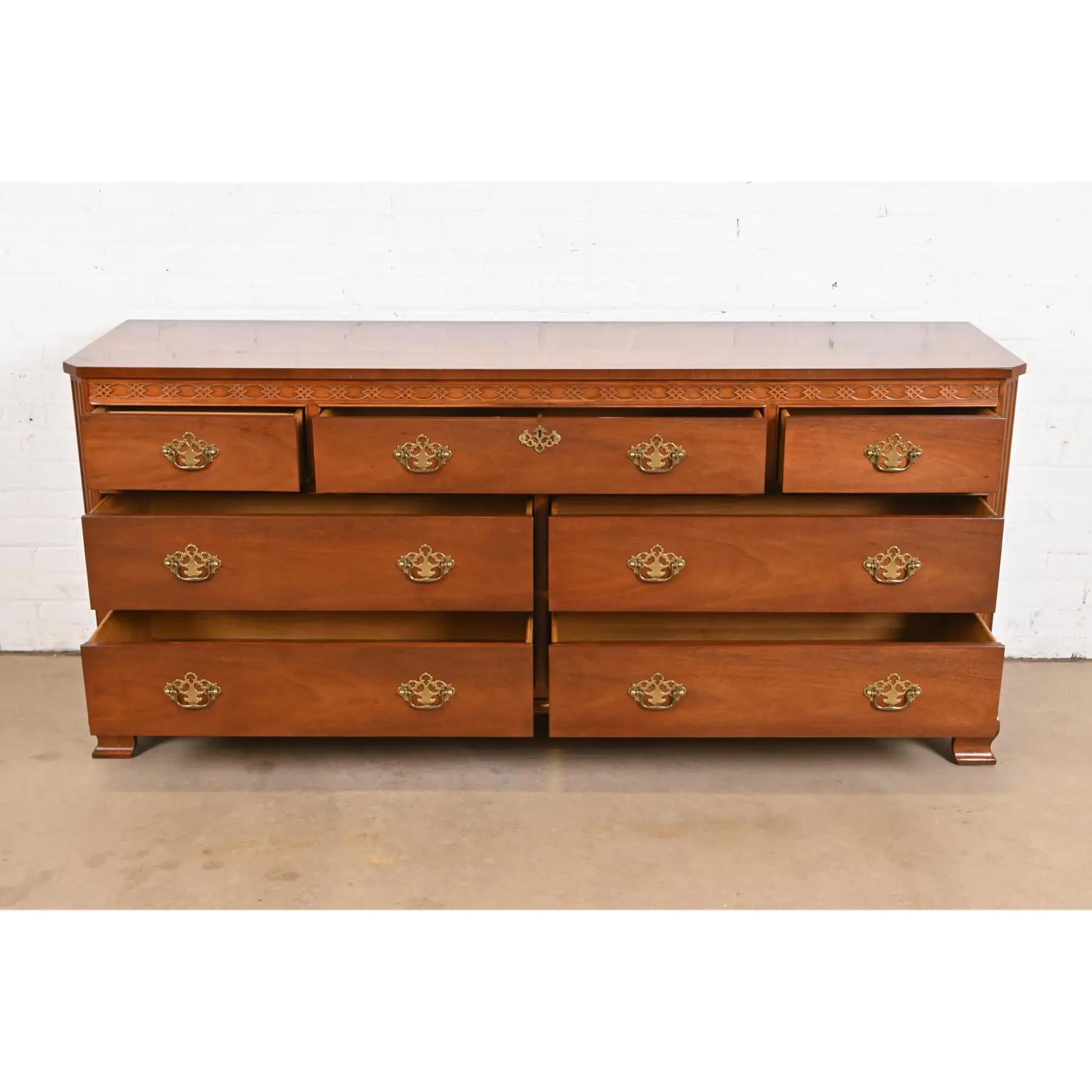 Fin du 20e siècle Baker Furniture Chippendale Long Dresser ou Credenza en acajou sculpté en vente