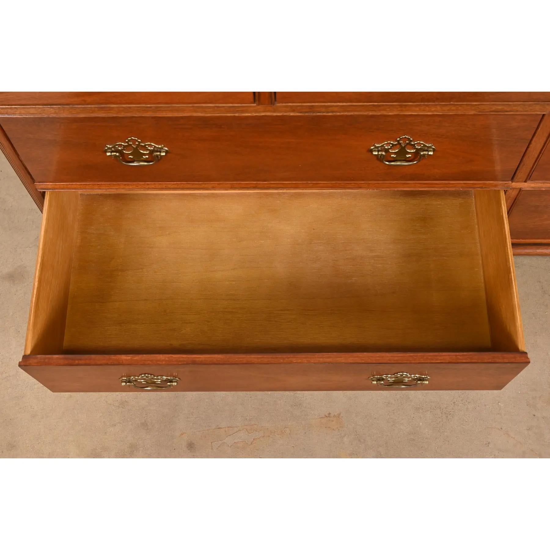 Laiton Baker Furniture Chippendale Long Dresser ou Credenza en acajou sculpté en vente