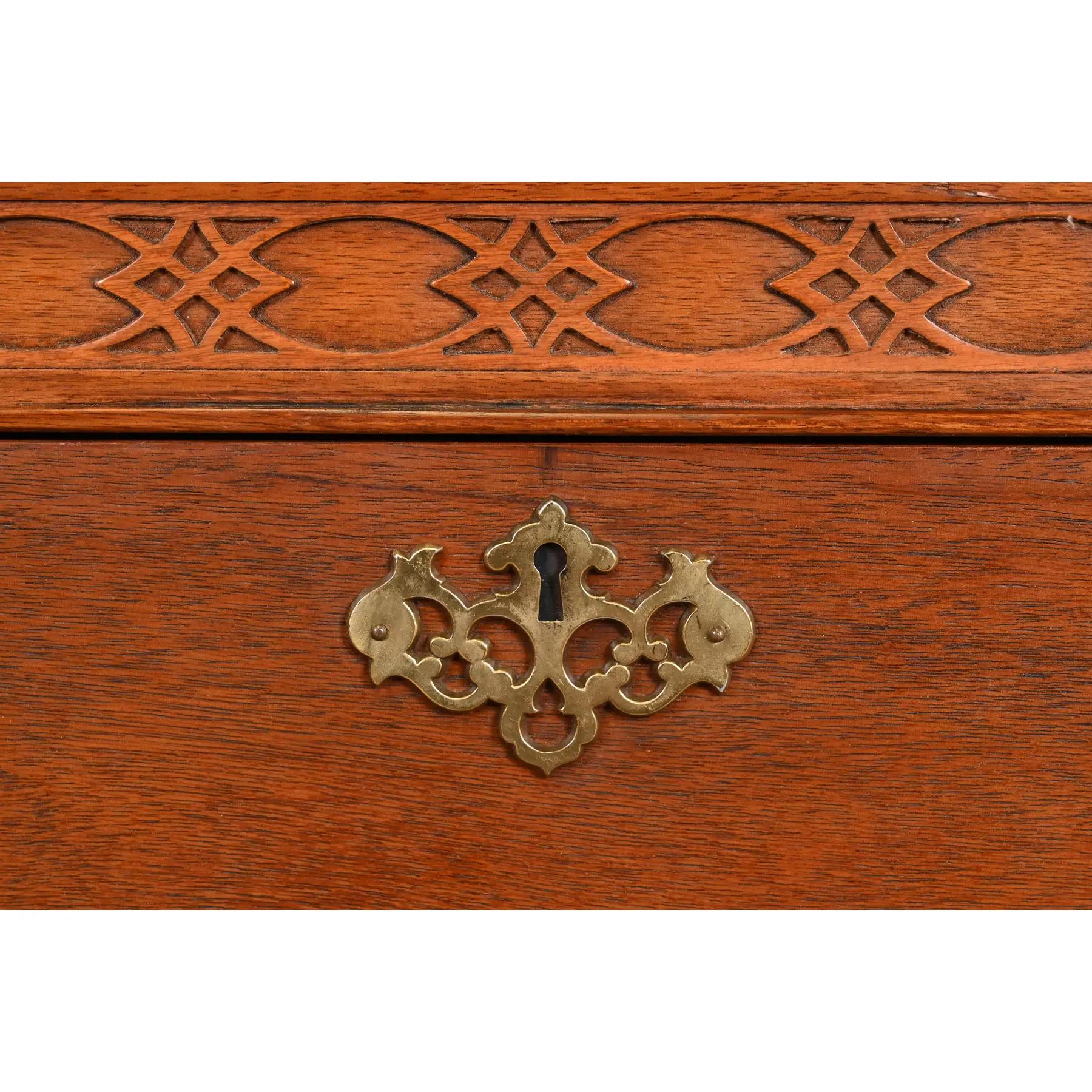 Baker Furniture Chippendale Long Dresser ou Credenza en acajou sculpté en vente 1