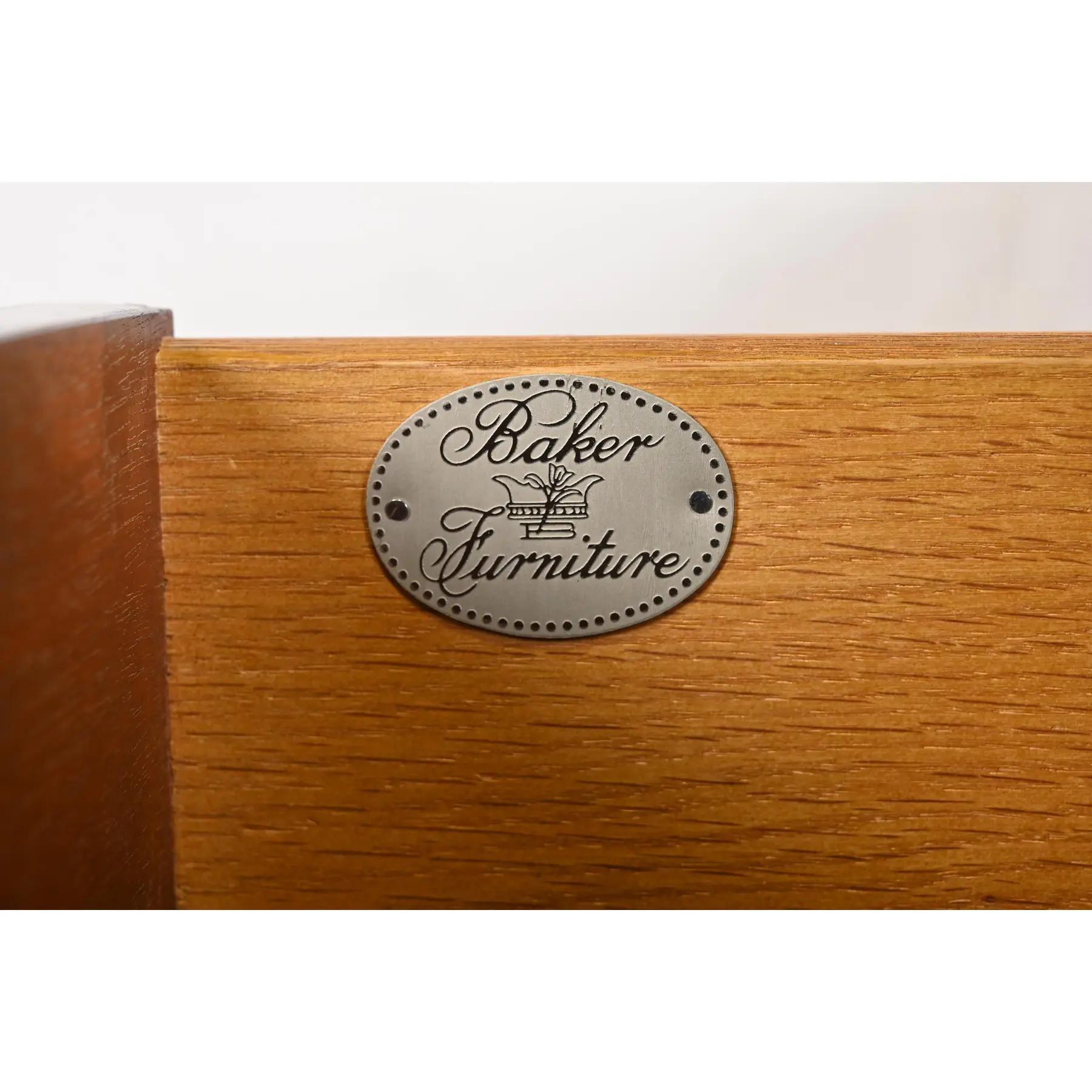 Baker Furniture Chippendale Long Dresser ou Credenza en acajou sculpté en vente 2