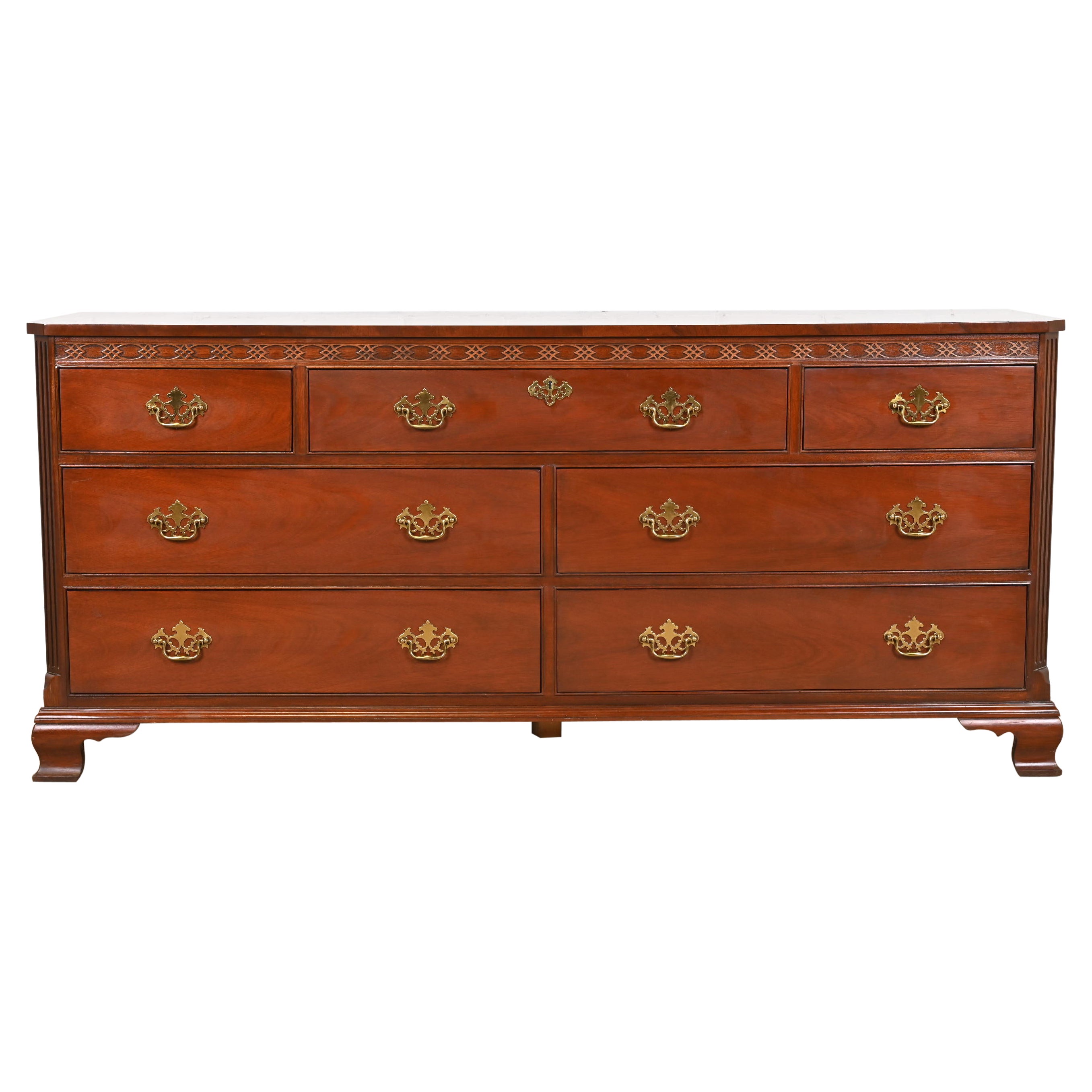 Meubles Baker Chippendale - Commode ou crédence basse en acajou sculpté