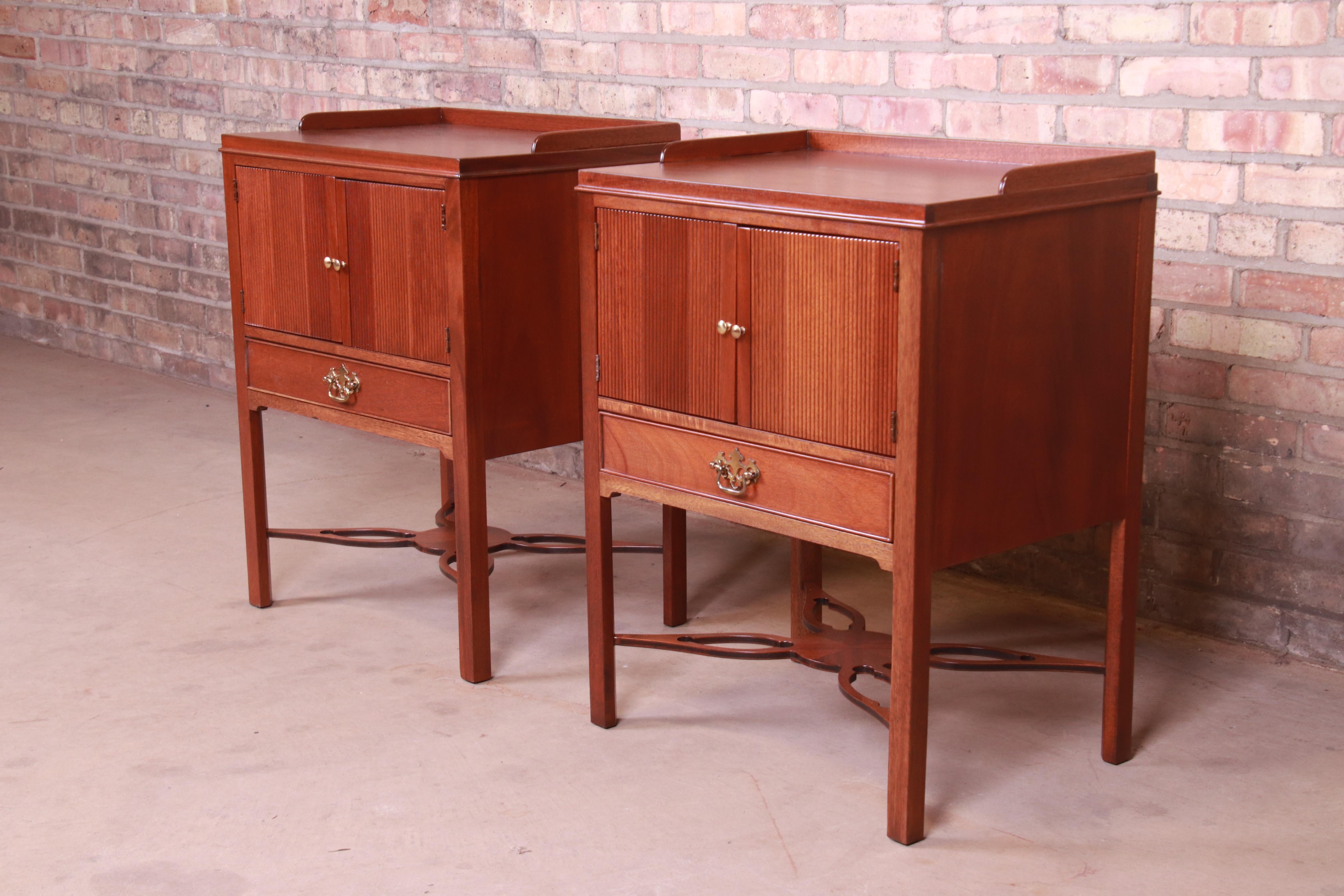 An exceptional pair of Chippendale style nightstands

By Baker Furniture

USA, circa 1980s

Carved mahogany, with original brass hardware.

Measures: 22.25