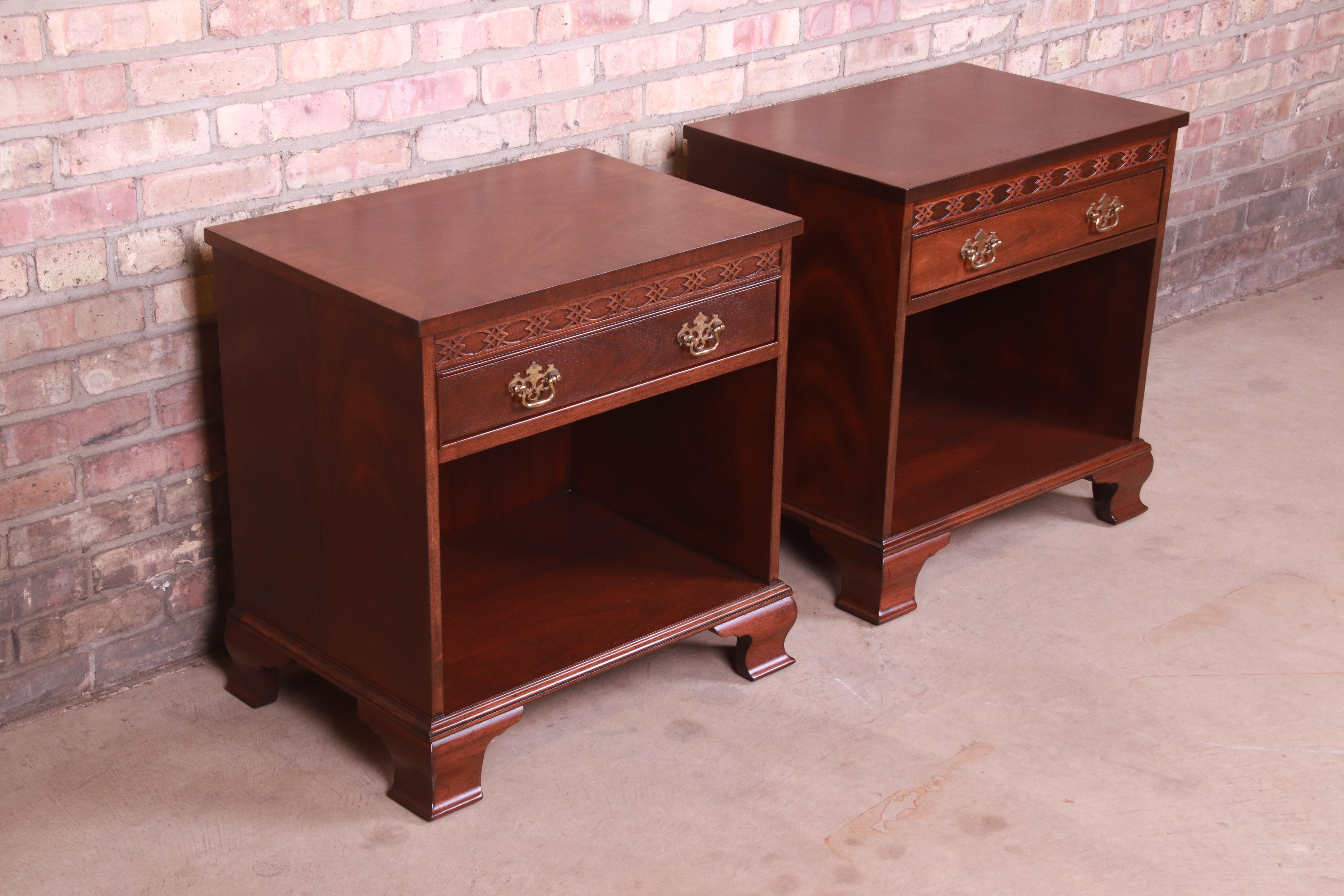 A gorgeous pair of Chippendale style nightstands or end tables

By Baker Furniture

USA, Circa 1980s

Carved mahogany, with original brass hardware.

Measures: 24.75