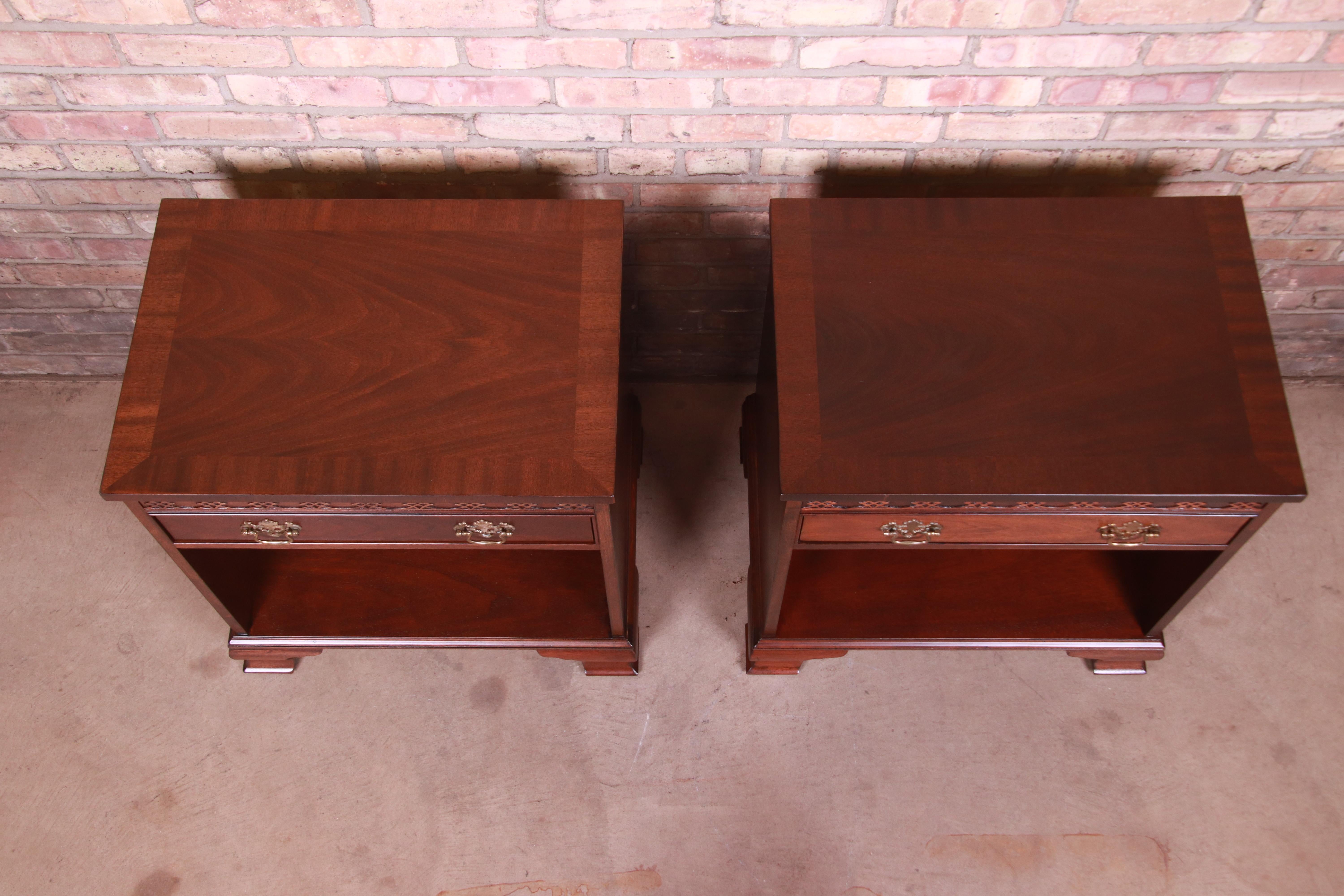 Tables de nuit Chippendale en acajou sculpté de Baker Furniture, nouvellement restaurées en vente 1