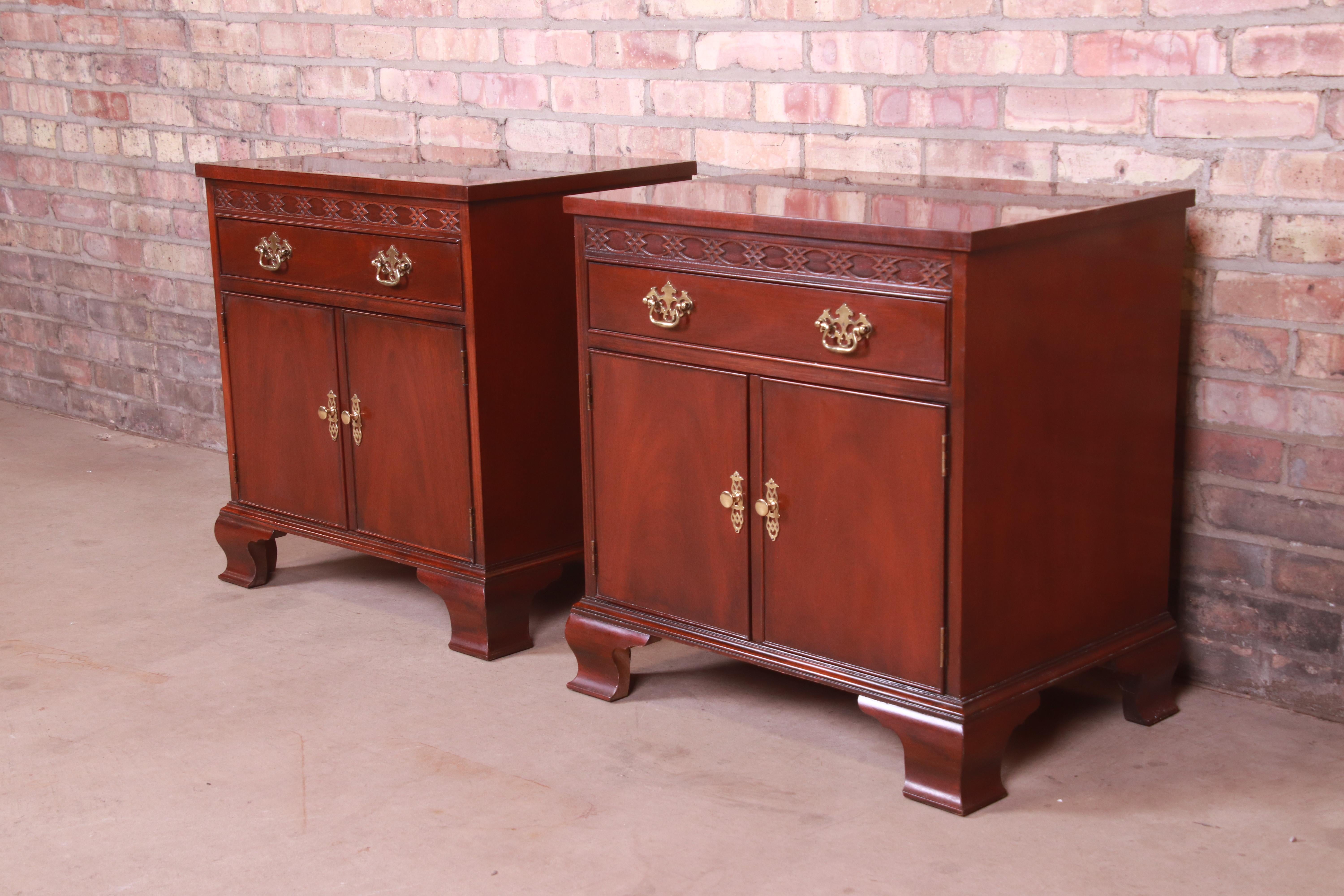 A gorgeous pair of Georgian or Chippendale style bedside tables

By Baker Furniture

USA, Circa 1980s

Carved mahogany, with original brass hardware.

Measures: 24