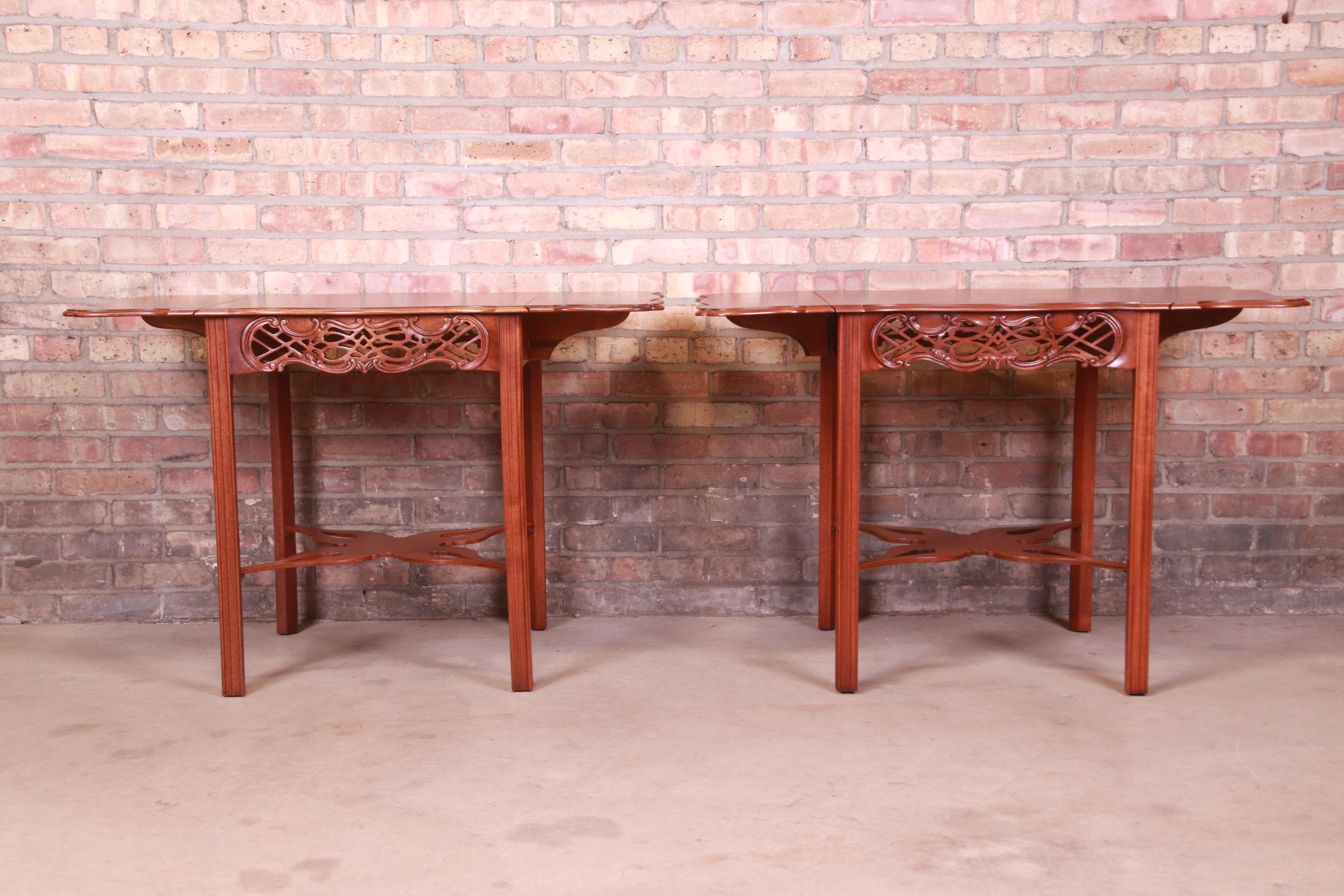 Baker Furniture Chippendale geschnitzte Pembroke-Tische aus Mahagoni, neu lackiert im Angebot 7
