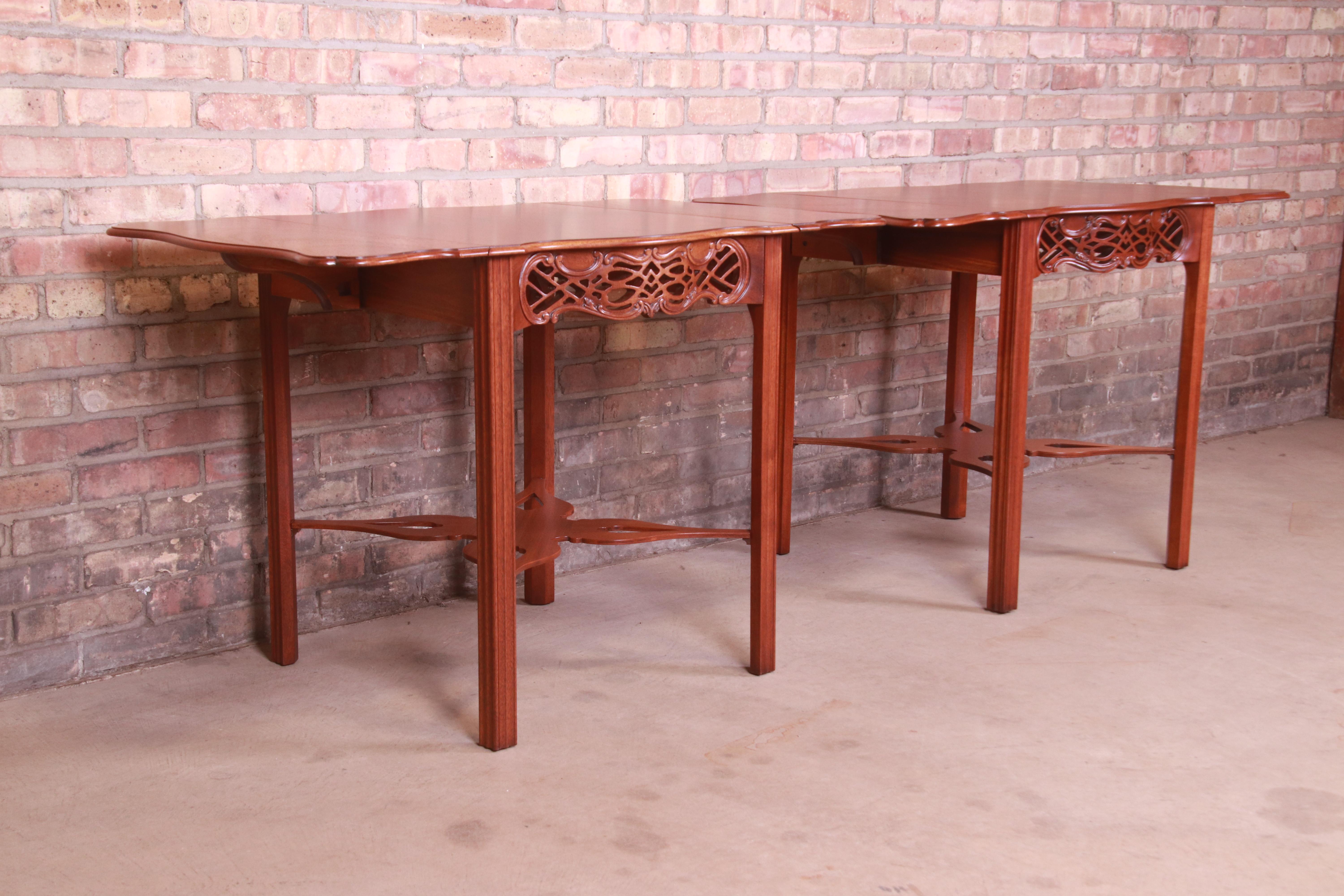 Baker Furniture Chippendale geschnitzte Pembroke-Tische aus Mahagoni, neu lackiert im Angebot 11