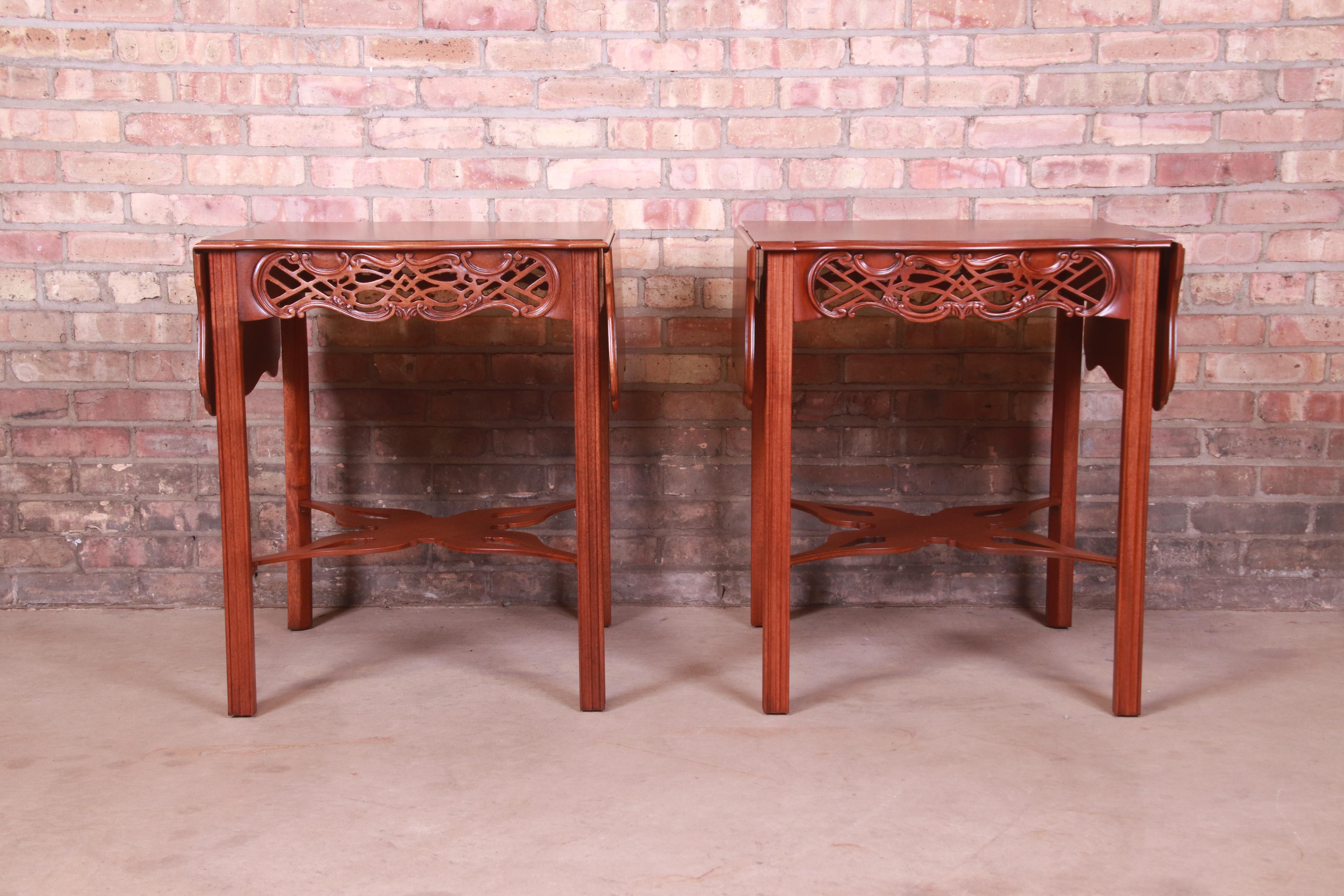Baker Furniture Chippendale geschnitzte Pembroke-Tische aus Mahagoni, neu lackiert im Angebot 14