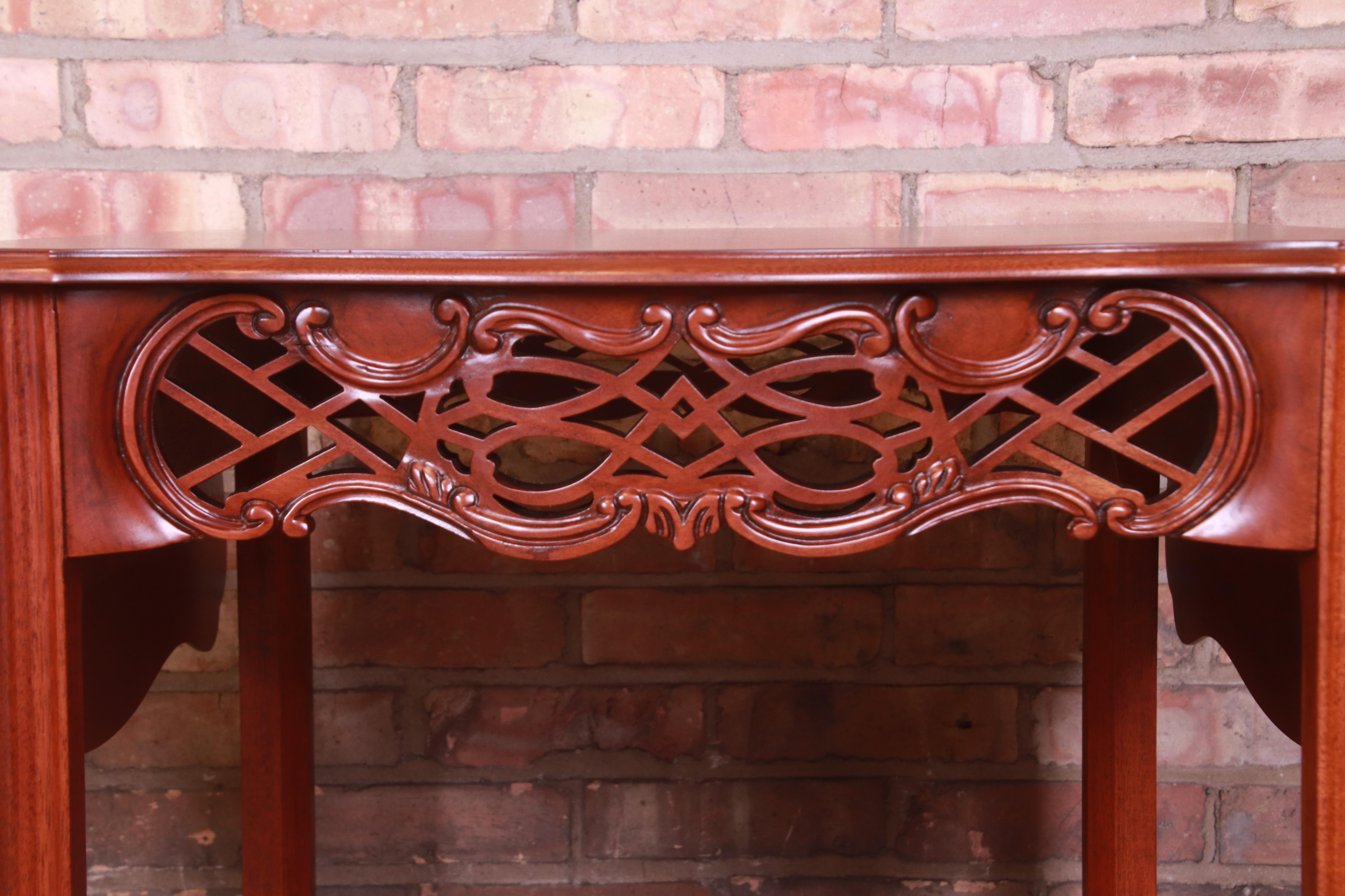 Baker Furniture Chippendale geschnitzte Pembroke-Tische aus Mahagoni, neu lackiert im Angebot 4