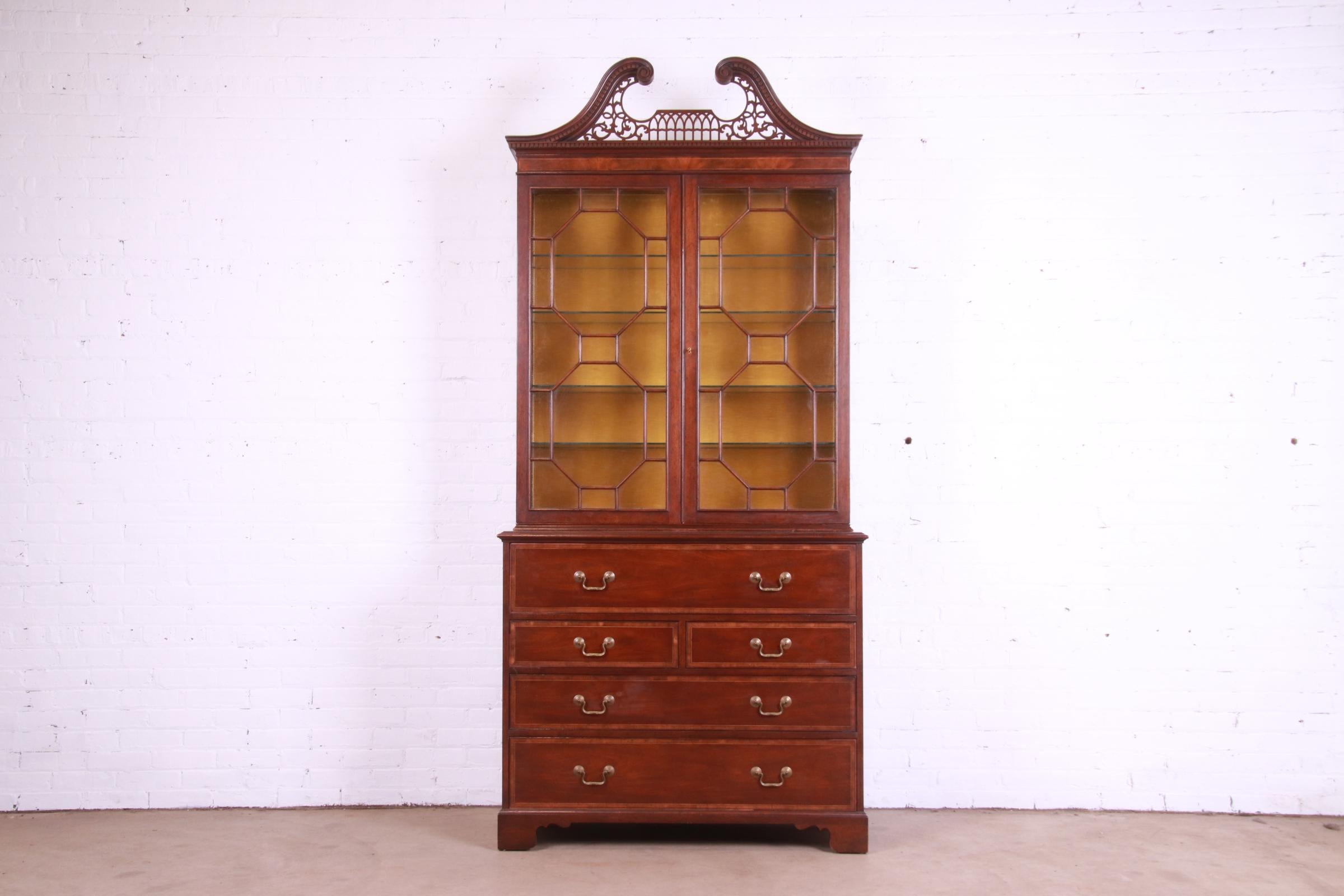 An exceptional Chippendale or Georgian style bureau with drop front secretary desk and bookcase hutch top

By Baker Furniture

USA, Circa 1980s

Mahogany, with satinwood banding, embossed leather writing surface, original brass hardware, and
