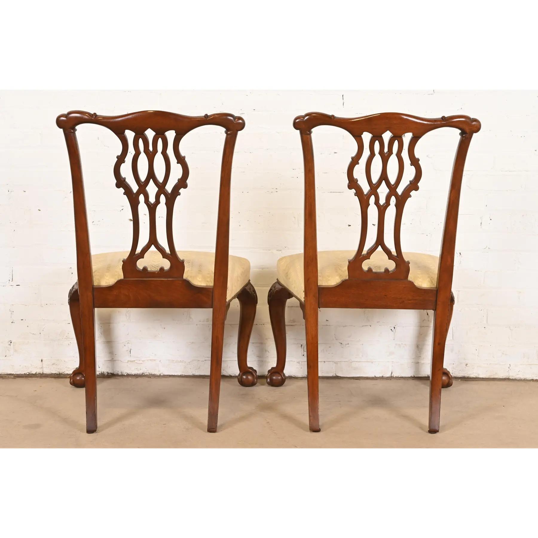 Chaises d'appoint ou chaises de salle à manger en acajou sculpté de Baker Furniture Chippendale, paire en vente 5