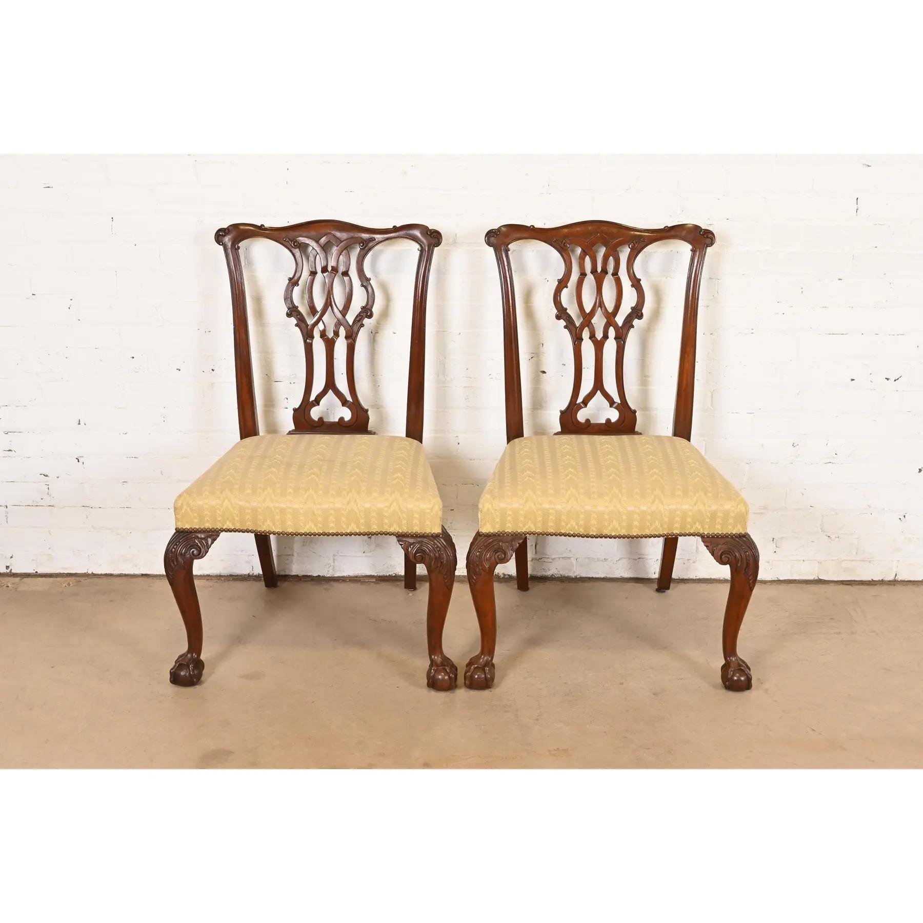 Américain Chaises d'appoint ou chaises de salle à manger en acajou sculpté de Baker Furniture Chippendale, paire en vente