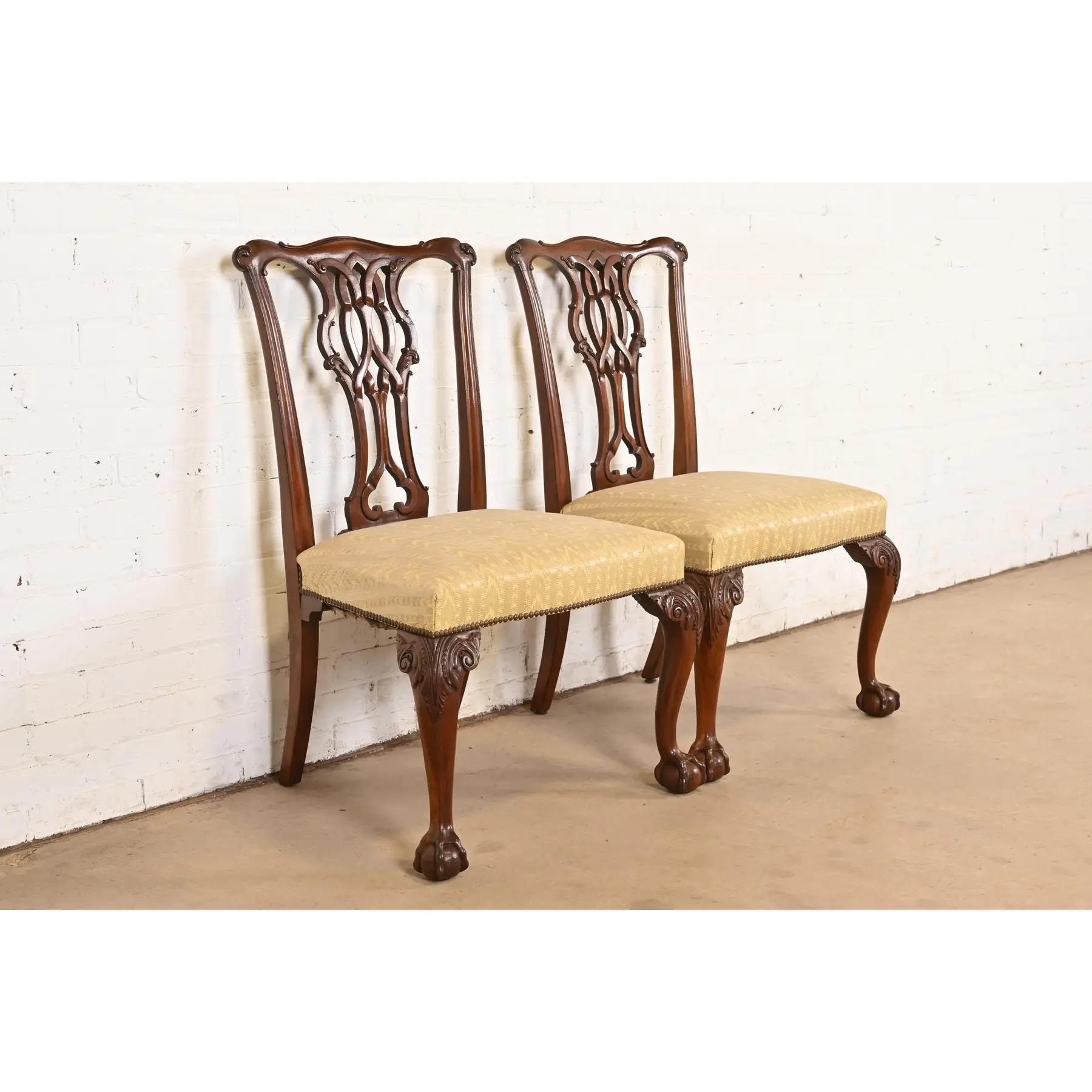 Chaises d'appoint ou chaises de salle à manger en acajou sculpté de Baker Furniture Chippendale, paire Bon état - En vente à South Bend, IN
