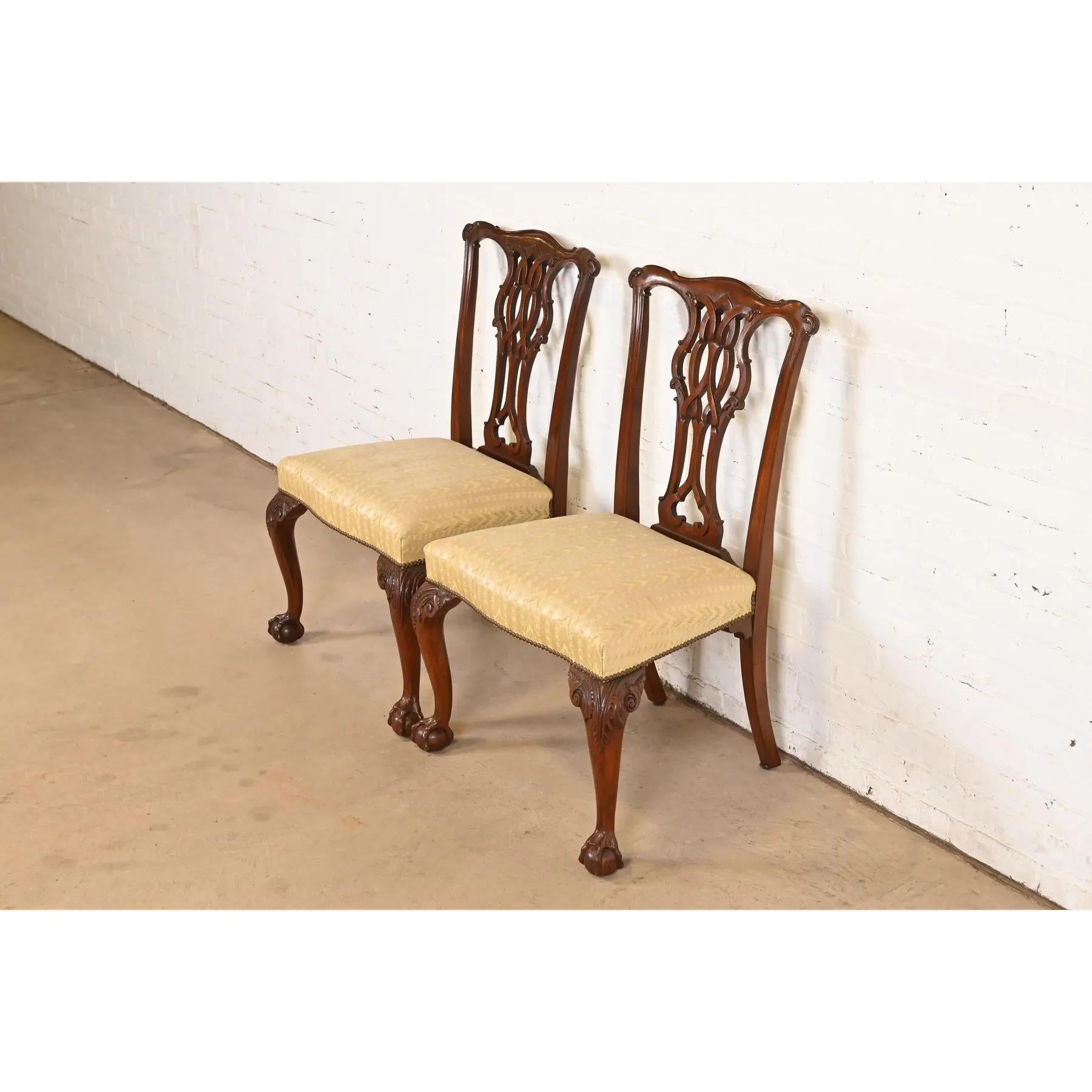 20ième siècle Chaises d'appoint ou chaises de salle à manger en acajou sculpté de Baker Furniture Chippendale, paire en vente