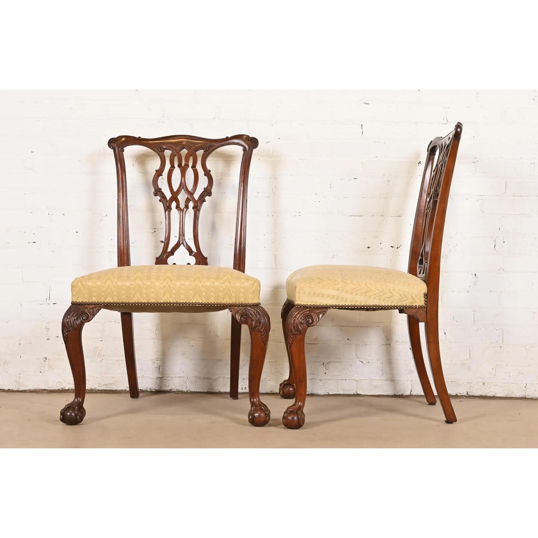 Laiton Chaises d'appoint ou chaises de salle à manger en acajou sculpté de Baker Furniture Chippendale, paire en vente