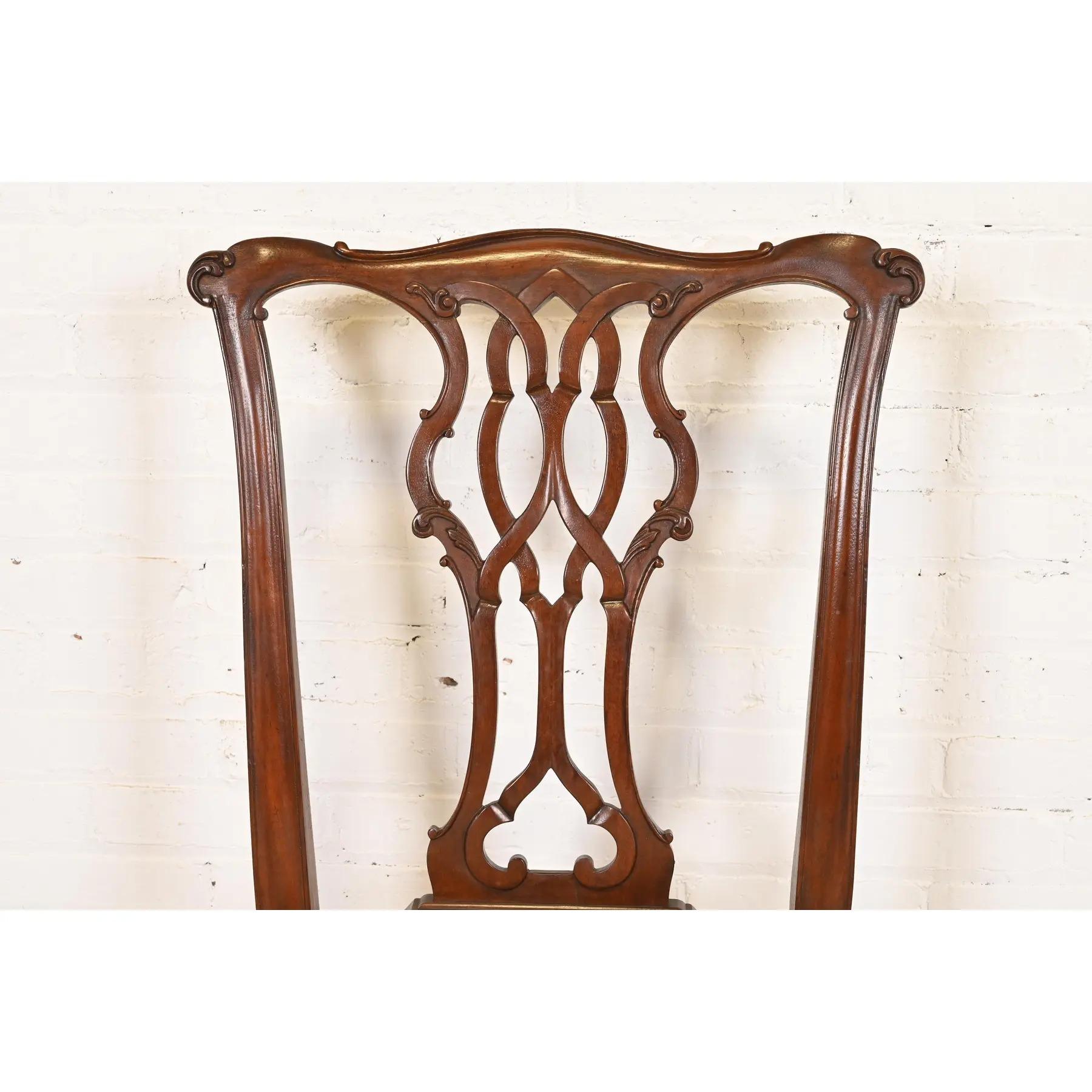Chaises d'appoint ou chaises de salle à manger en acajou sculpté de Baker Furniture Chippendale, paire en vente 1