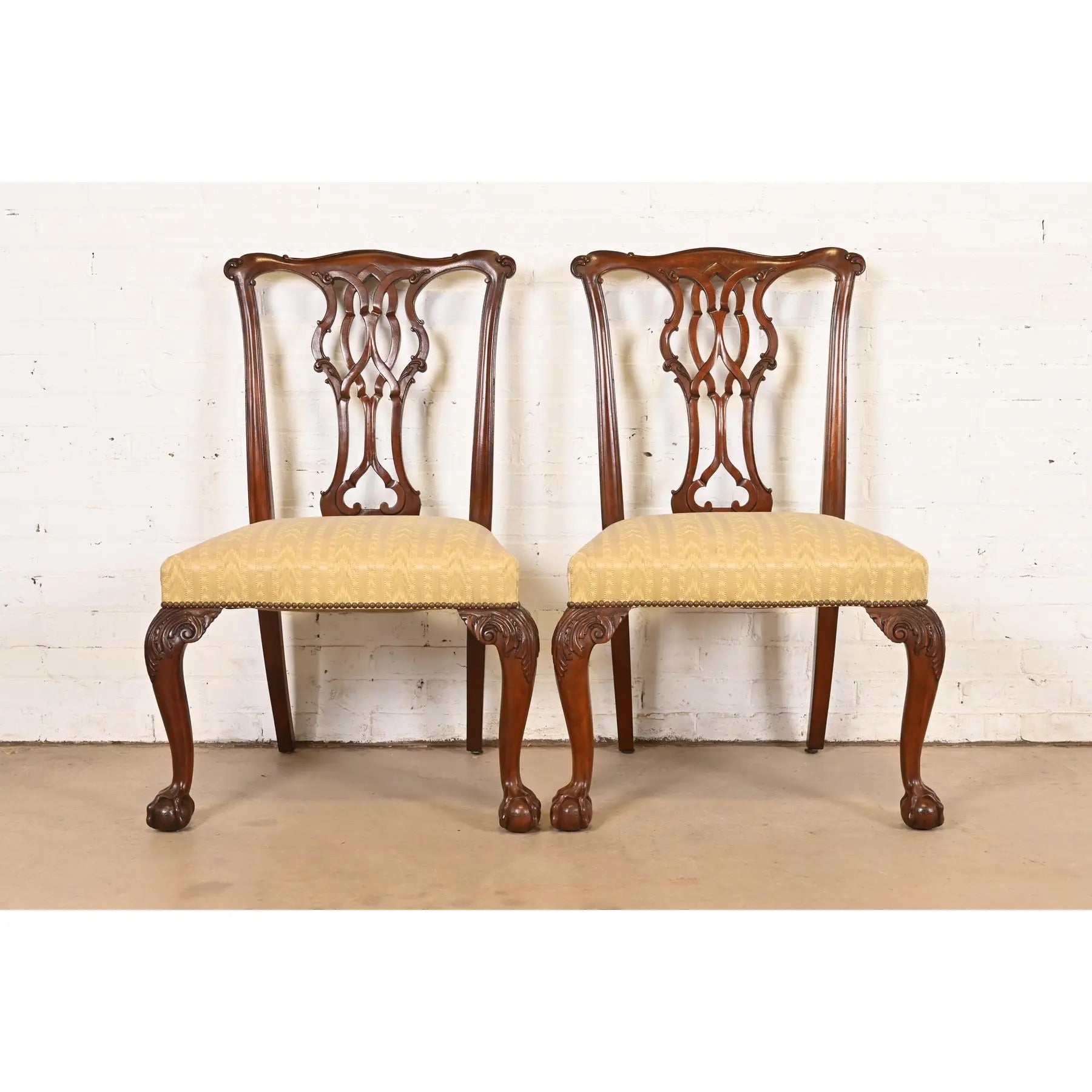 Chaises d'appoint ou chaises de salle à manger en acajou sculpté de Baker Furniture Chippendale, paire