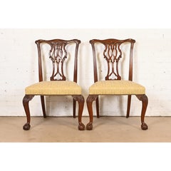 Chaises d'appoint ou chaises de salle à manger en acajou sculpté de Baker Furniture Chippendale, paire