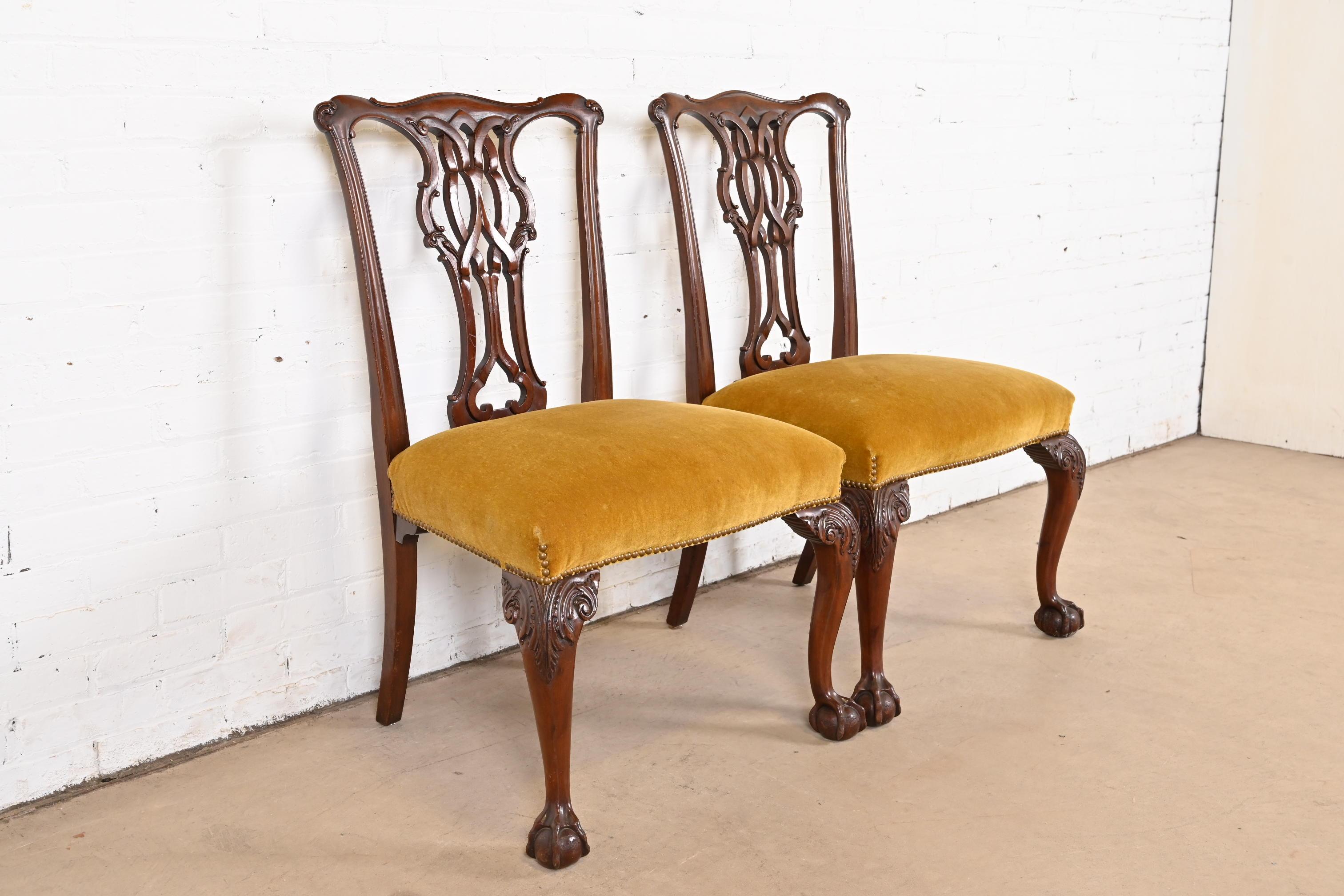Baker Furniture Chippendale geschnitzte Mahagoni-Beistellstühle, Paar im Angebot 1