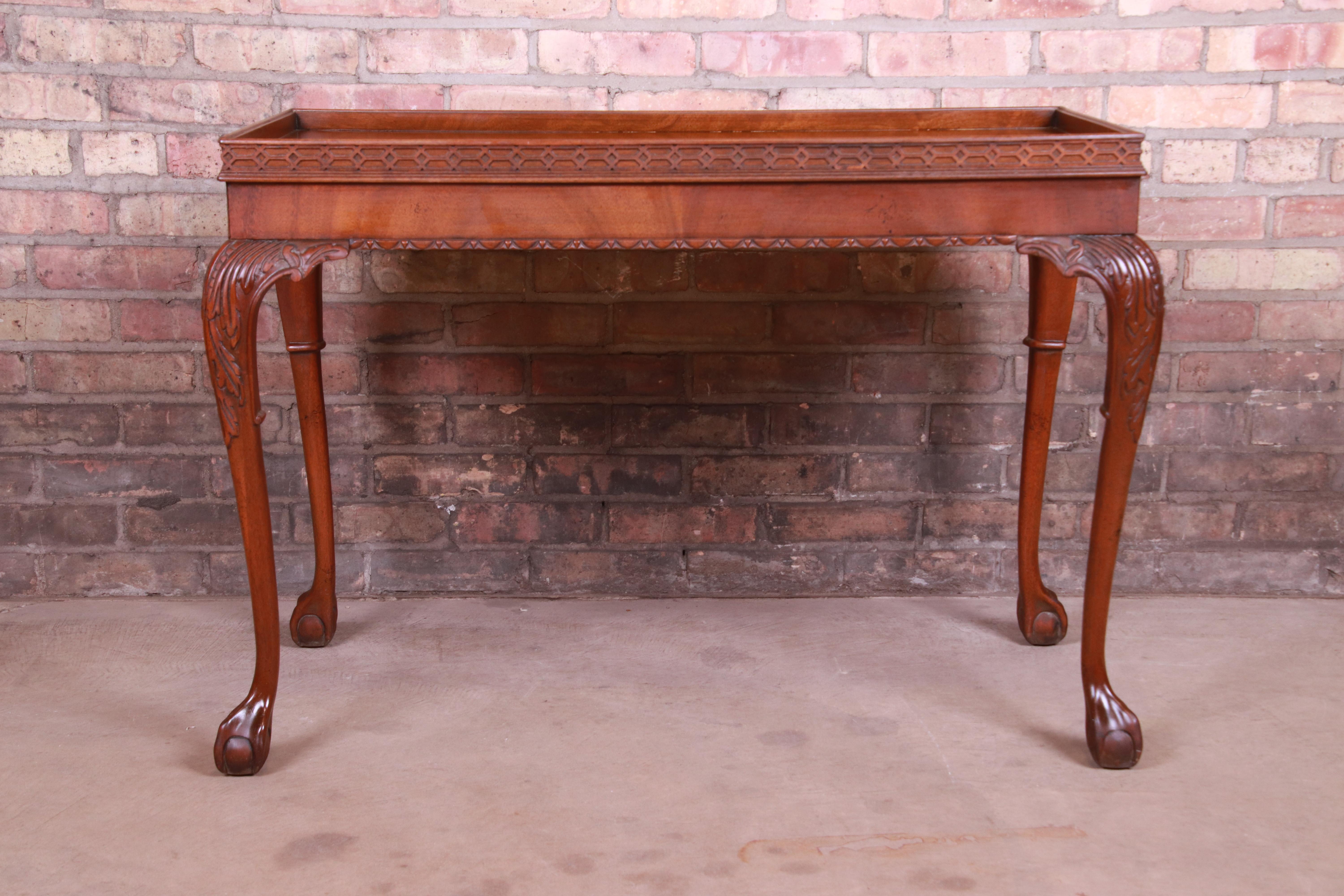 A gorgeous traditional Chippendale style tea table or occasional side table

By Baker Furniture

USA, circa 1980s

Book-matched mahogany top, with carved solid mahogany legs and ball and claw feet.

Measures: 38.5