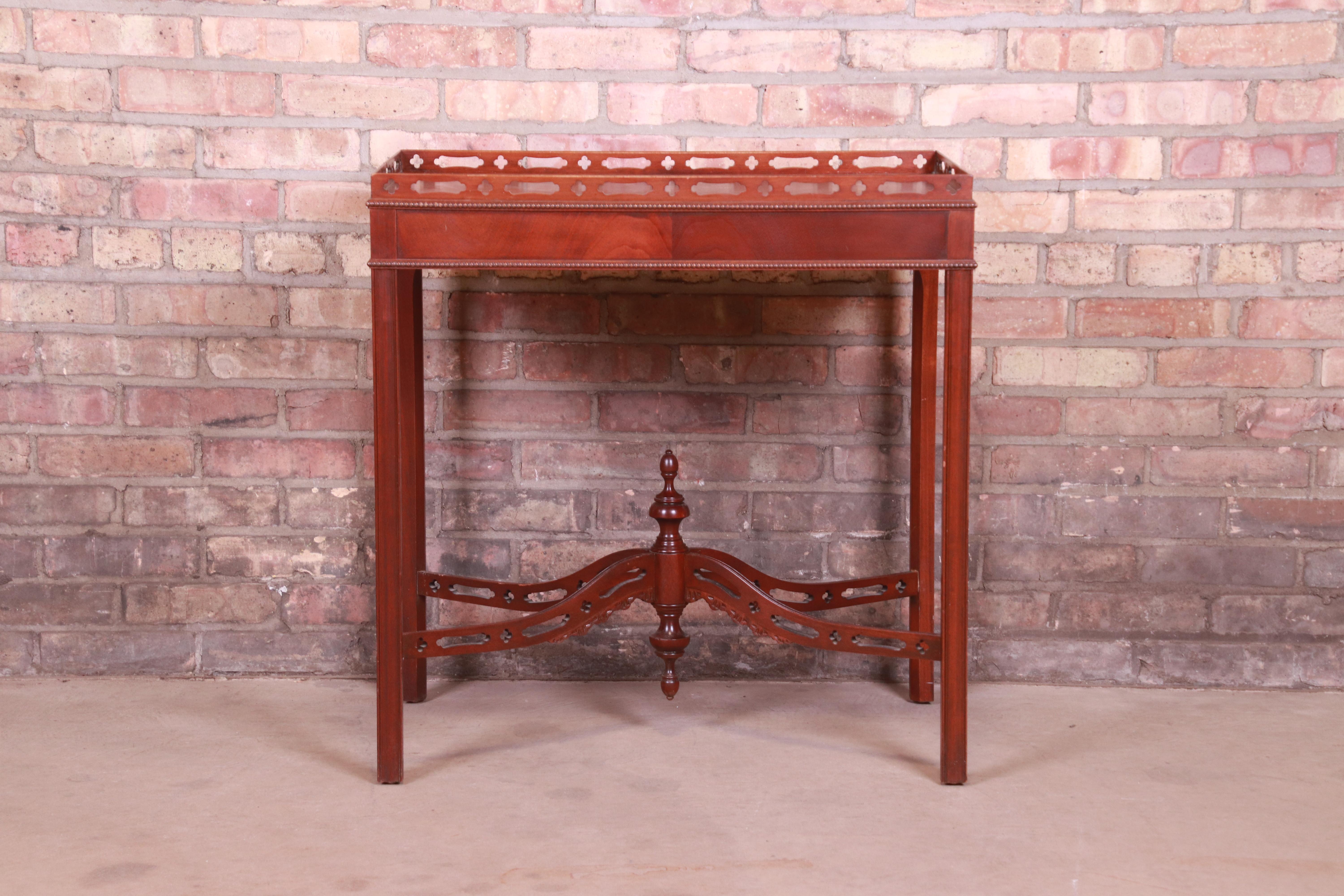 An exceptional Chippendale style carved mahogany occasional side table or tea table

By Baker Furniture 

USA, Circa 1980s

Measures: 28