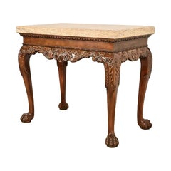 Mesa consola de Baker Furniture, estilo Chippendale, de nogal tallado, con tapa de mármol y patas en forma de garra