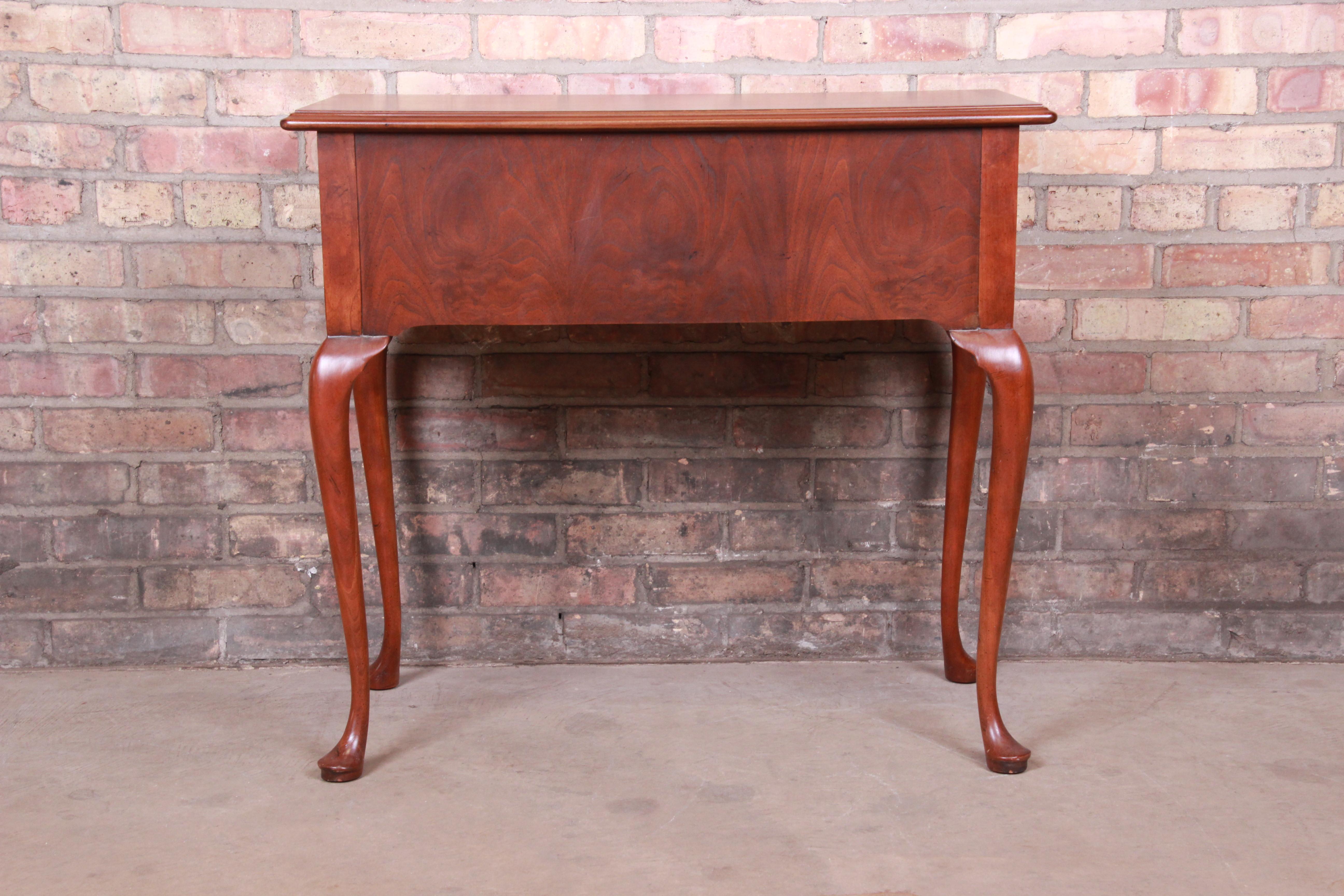 Baker Furniture Chippendale Server con credenza in mogano e radica, rifinito in vendita 11