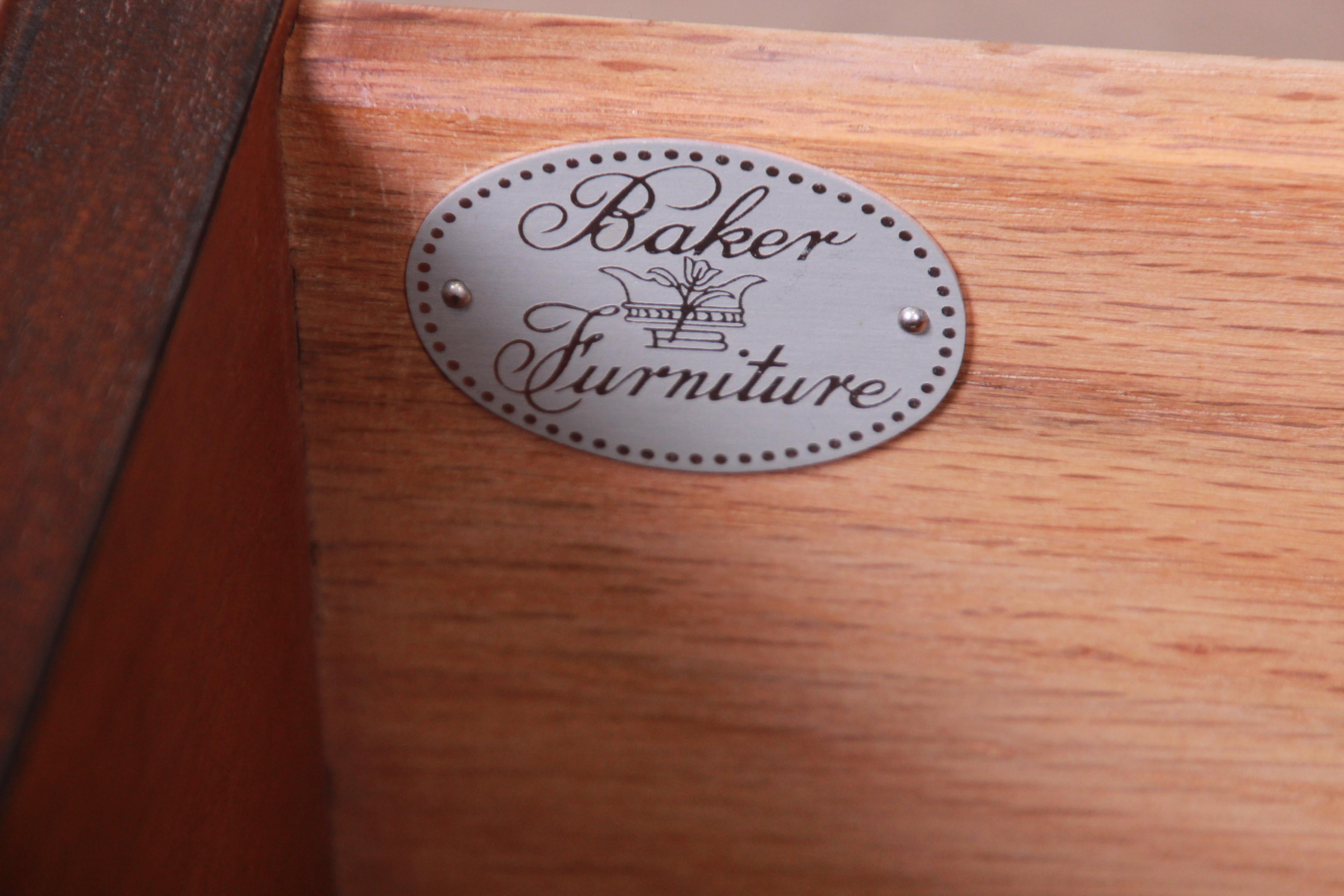 Baker Furniture Chippendale Server con credenza in mogano e radica, rifinito in vendita 12