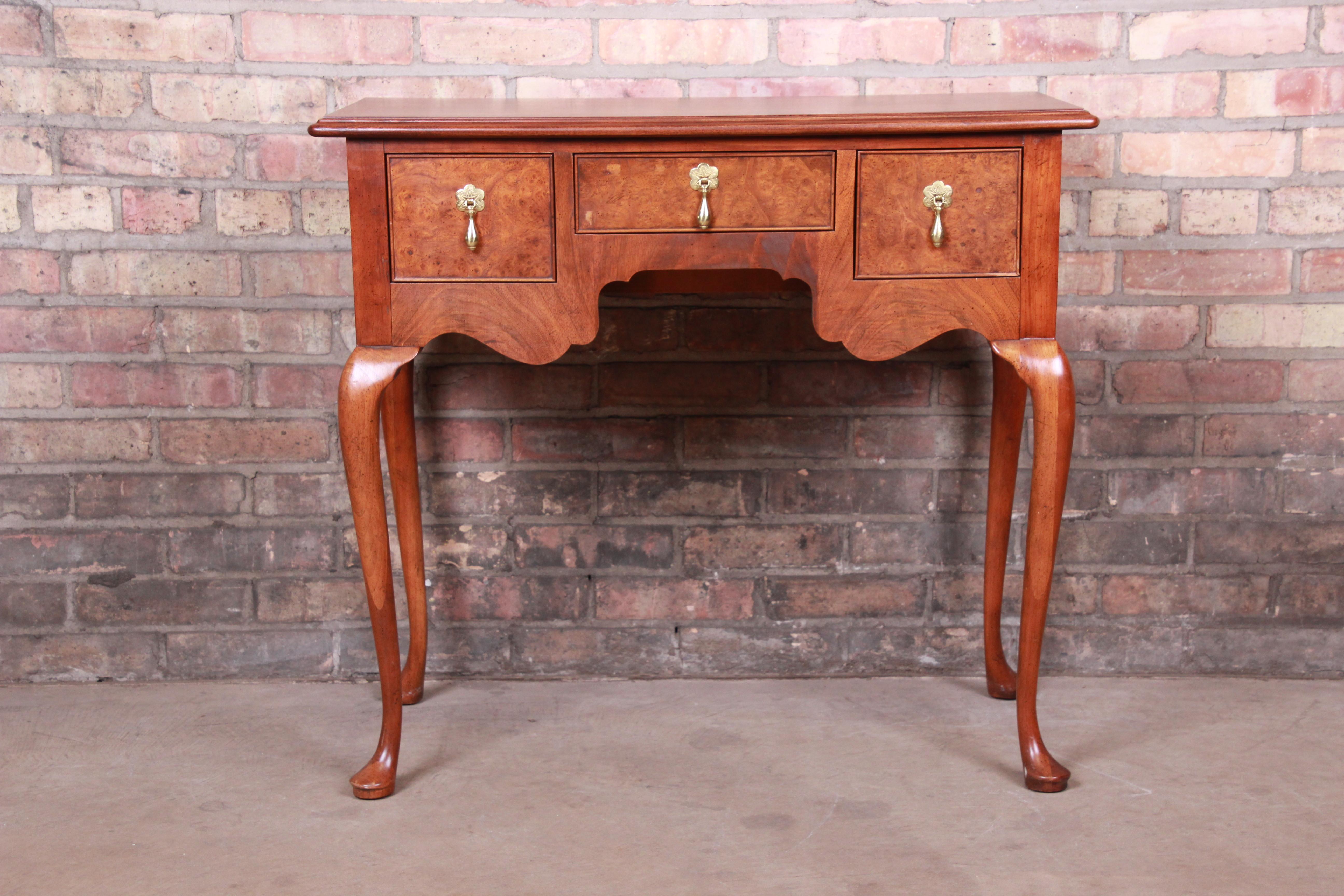 Americano Baker Furniture Chippendale Server con credenza in mogano e radica, rifinito in vendita
