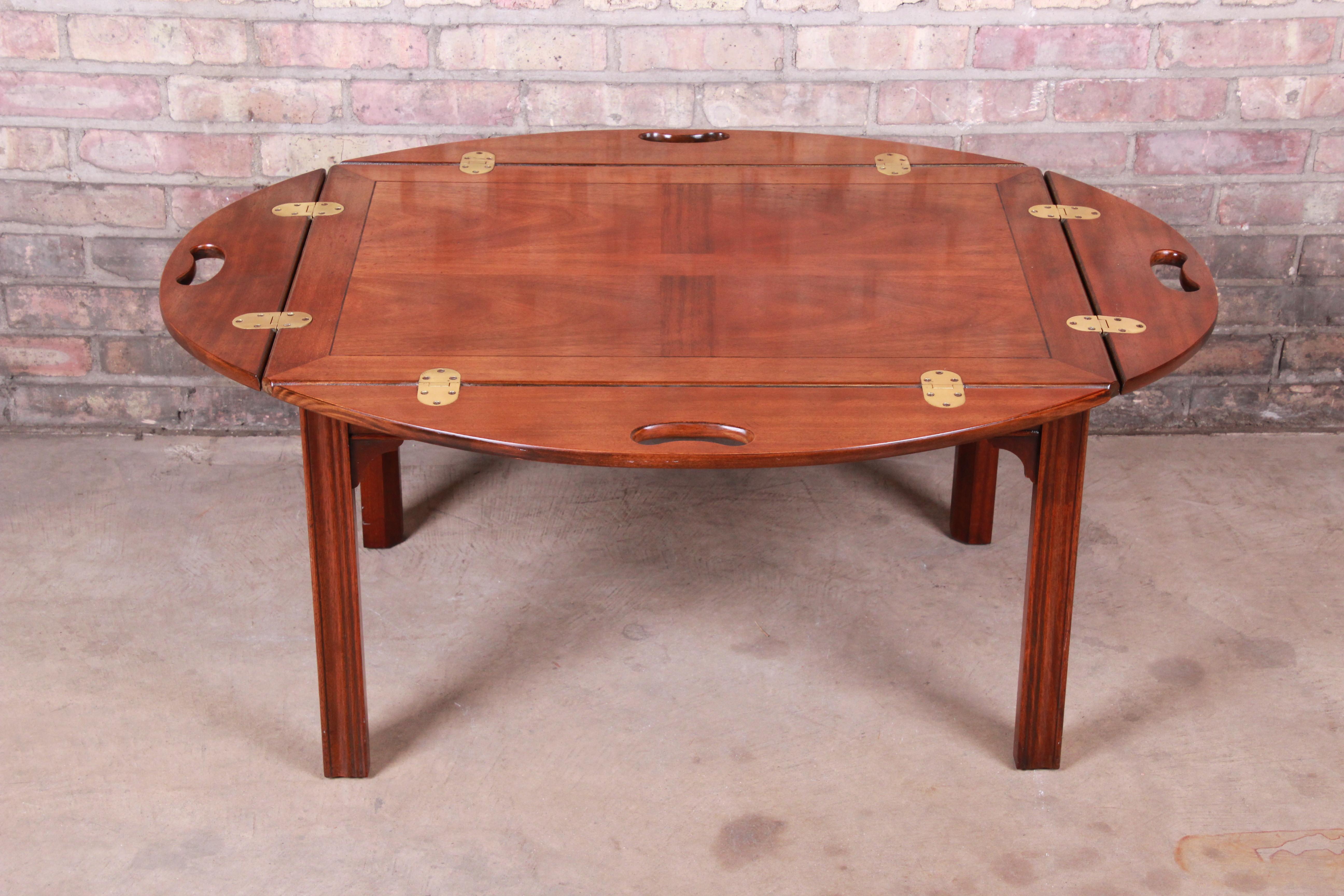 A gorgeous Chippendale style butler's coffee table with removable tray top

By Baker Furniture

USA, circa 1980s

Book-matched mahogany, with brass hinges.

Measures: 42