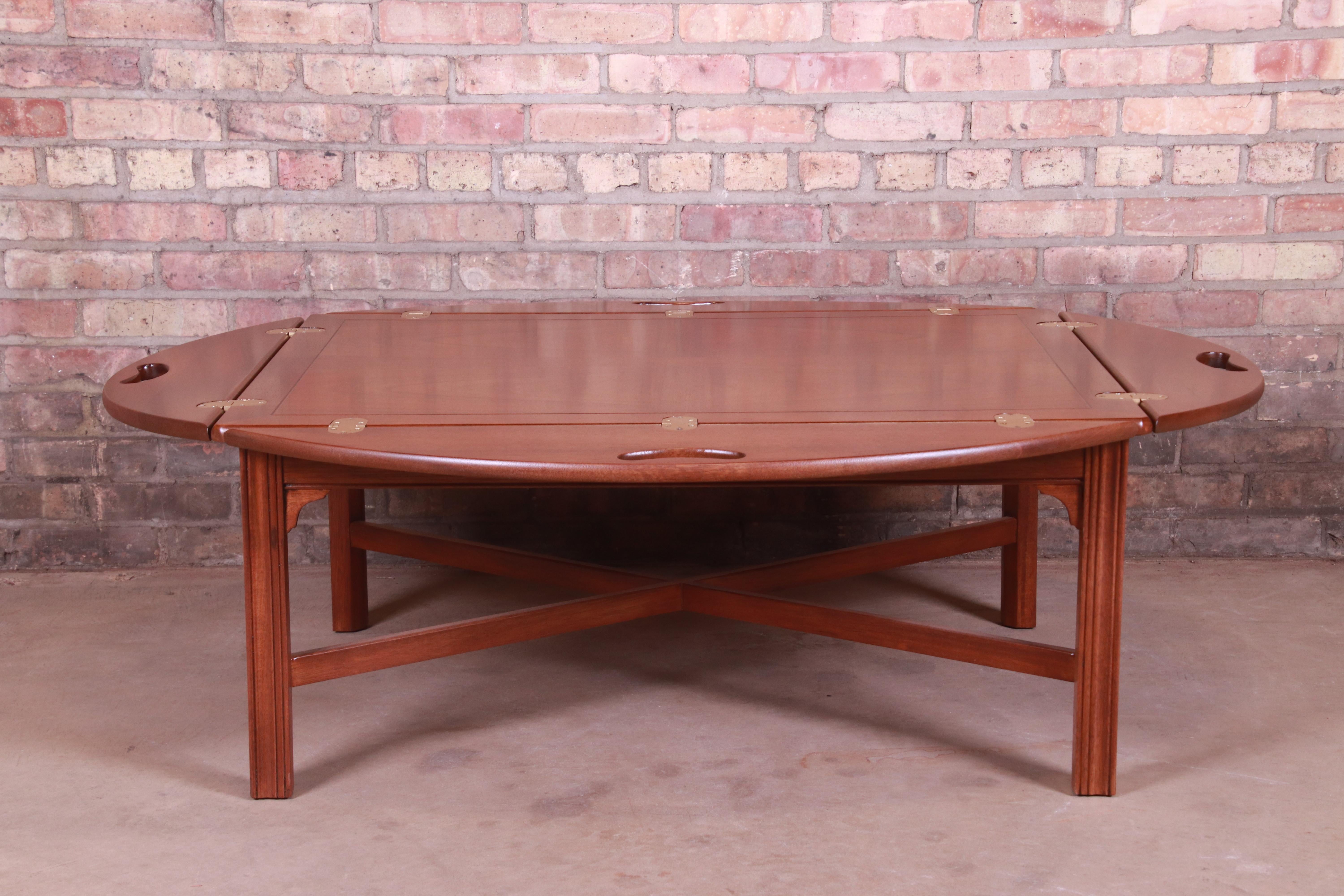 A gorgeous Chippendale style butler's coffee table

By Baker Furniture

USA, circa 1980s

Bookmatched mahogany, with brass hinges.

Measures: 53.5