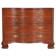 Baker Furniture Chippendale-Mahagoni-Kommode mit Serpentinen, neu lackiert