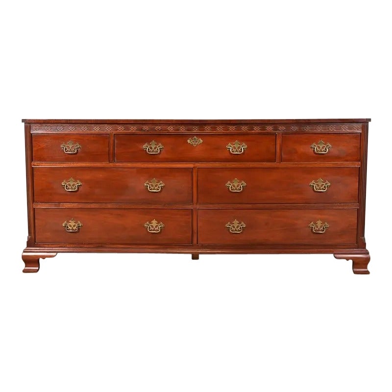 Baker Furniture Chippendale Mahogany Commode à sept tiroirs ou commode