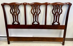 Testiera Baker Furniture in mogano intagliato in stile Chippendale, con pannello centrale traforato, misura queen