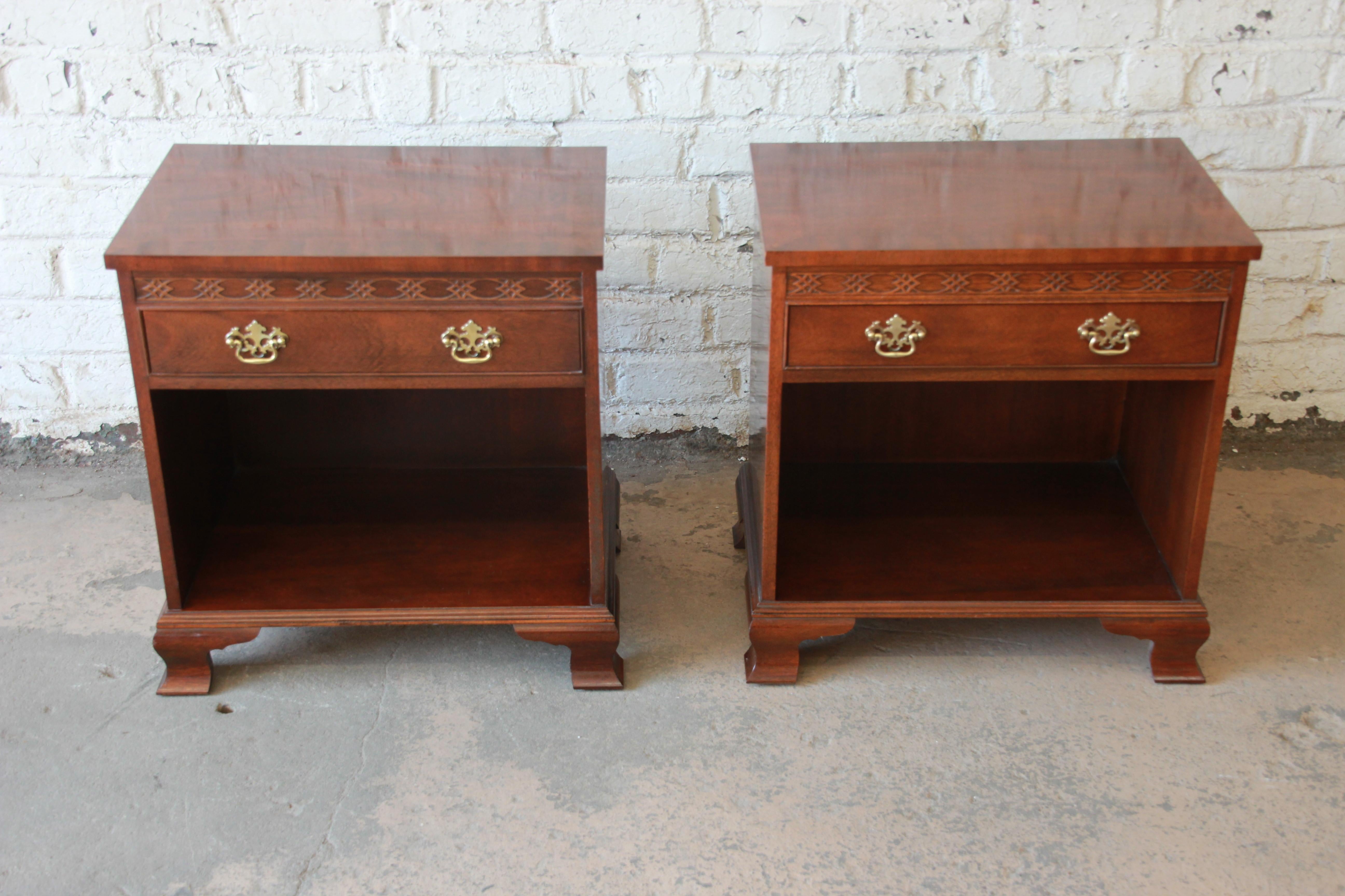 Offering a very nice pair of Baker Furniture mahogany Chippendale style nightstands. The nightstand have a beautiful mahogany wood grain with a banded edge top. There is a drawer that opens and closes smooth with a nice open cabinet space with ample