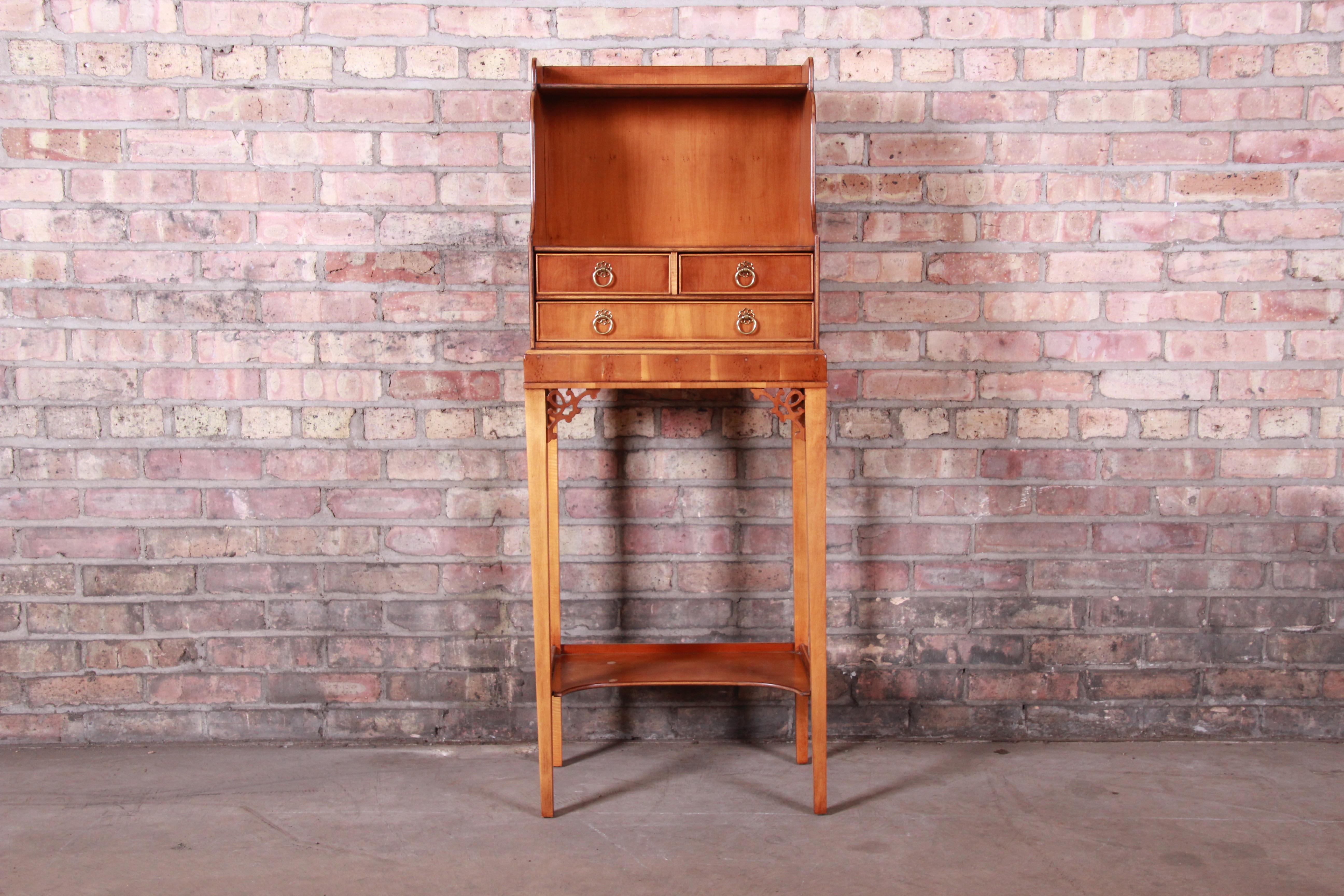 A gorgeous English Traditional Chippendale style narrow writing desk or entry table

By Baker Furniture

USA, circa 1980s

Measures: 18.5