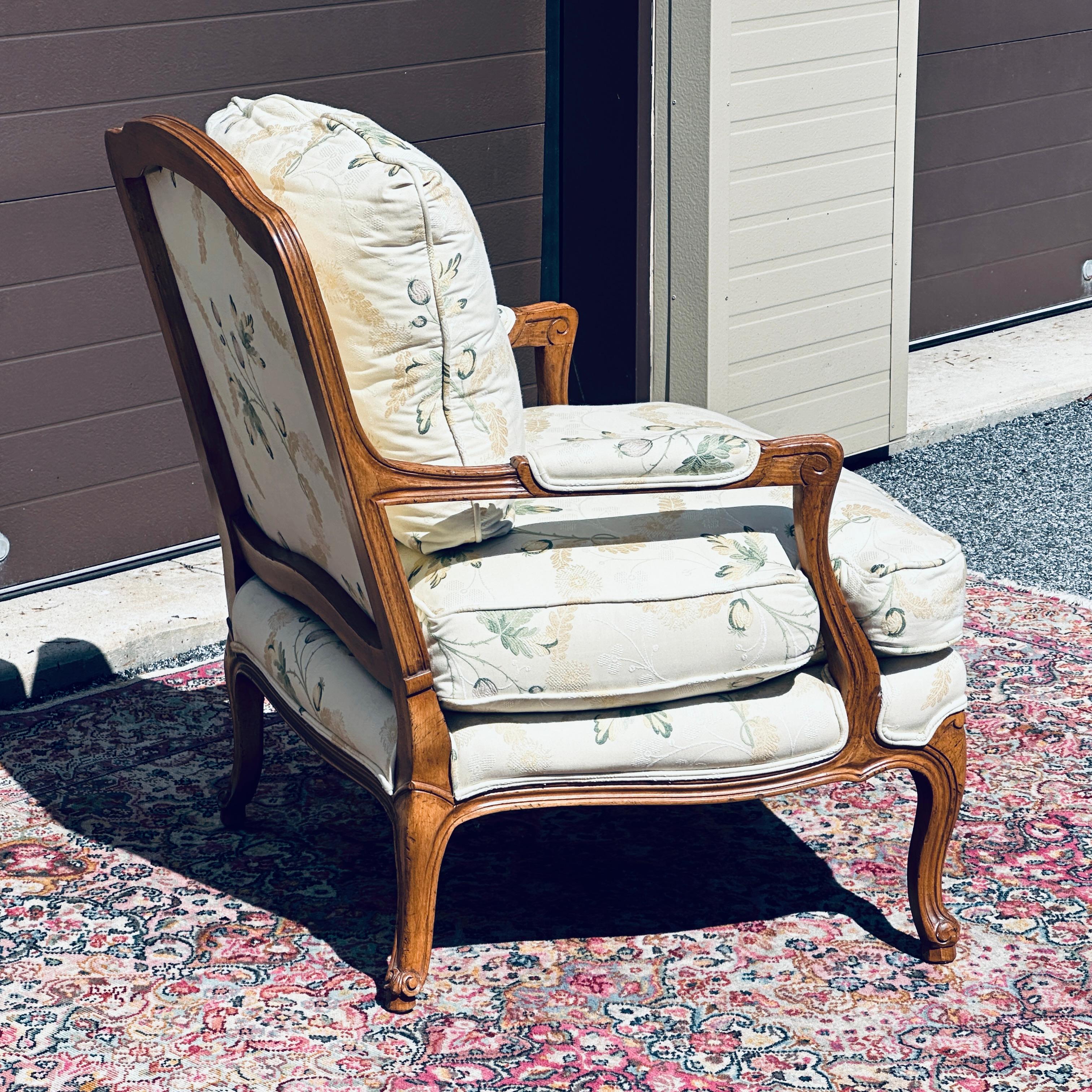 Baker Furniture Co. Französisch Stil geschnitzt Open Arm Floral Bergere Stuhl im Angebot 3