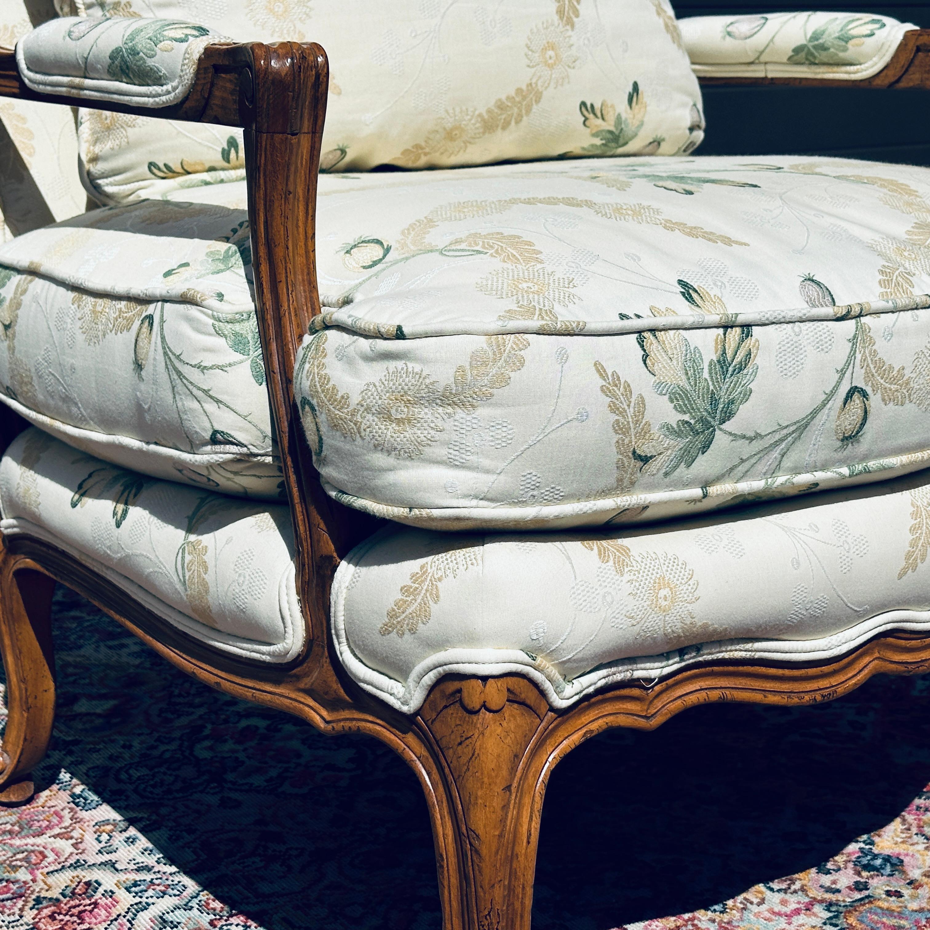 Baker Furniture Co. Französisch Stil geschnitzt Open Arm Floral Bergere Stuhl im Angebot 4
