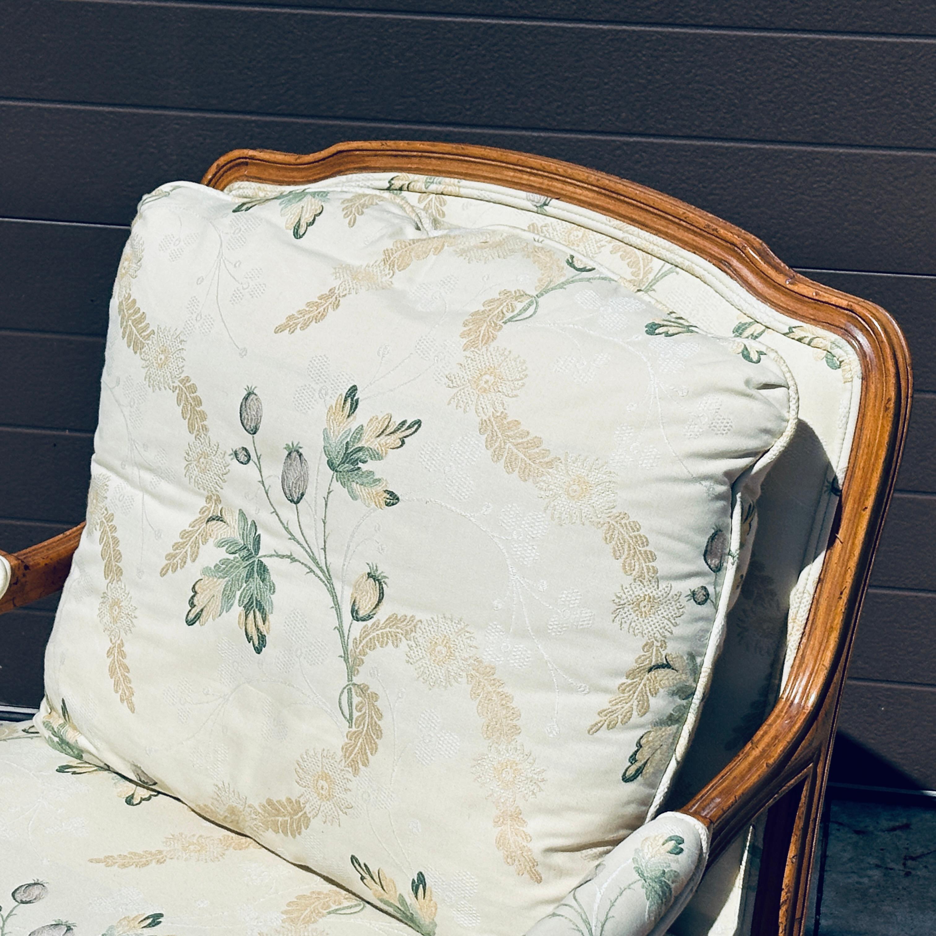 Baker Furniture Co. Französisch Stil geschnitzt Open Arm Floral Bergere Stuhl (amerikanisch) im Angebot