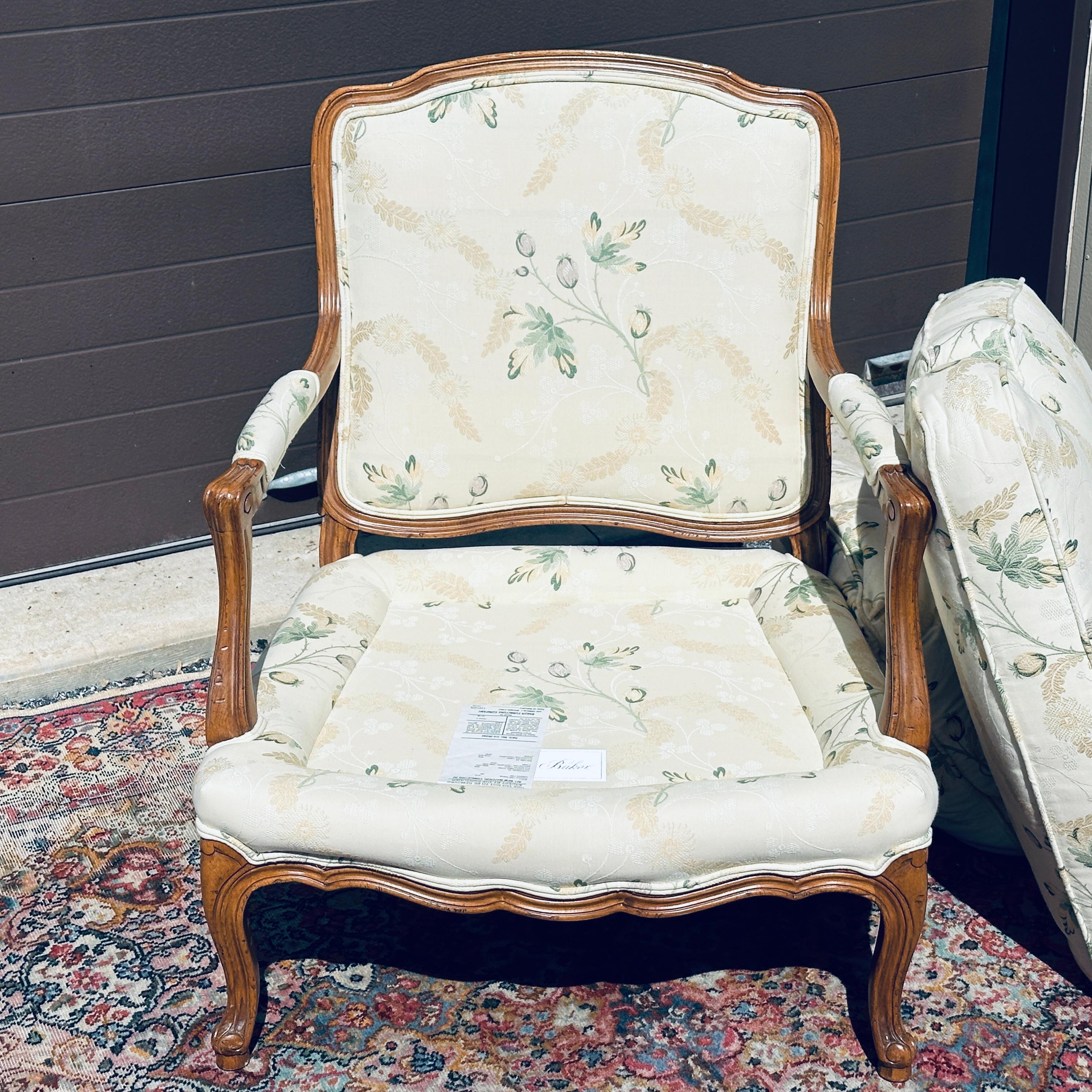 Tissu d'ameublement Baker Furniture Co. Chaise Bergere à accoudoirs ouverts, de style français, sculptée et florale en vente