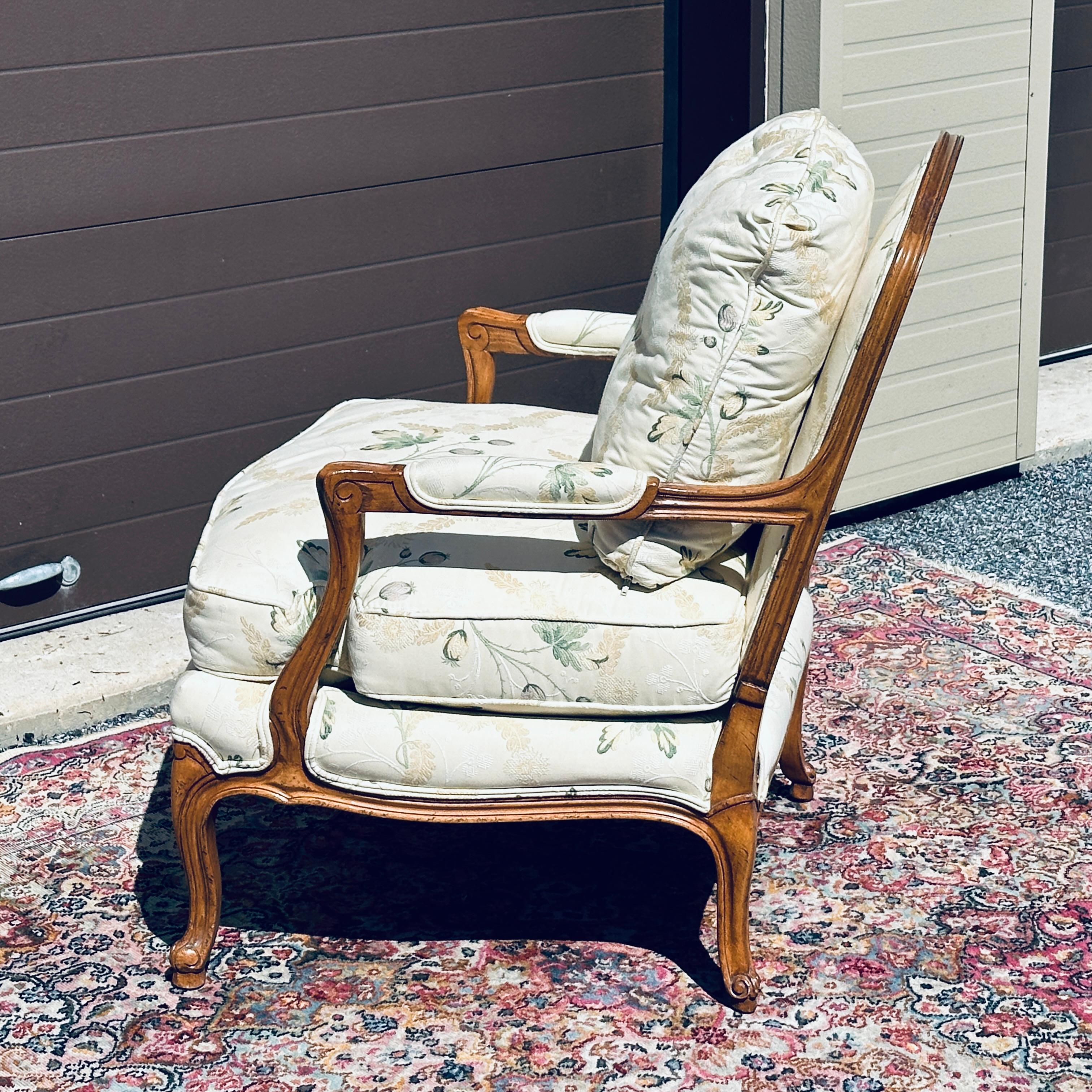 Baker Furniture Co. Französisch Stil geschnitzt Open Arm Floral Bergere Stuhl im Angebot 2