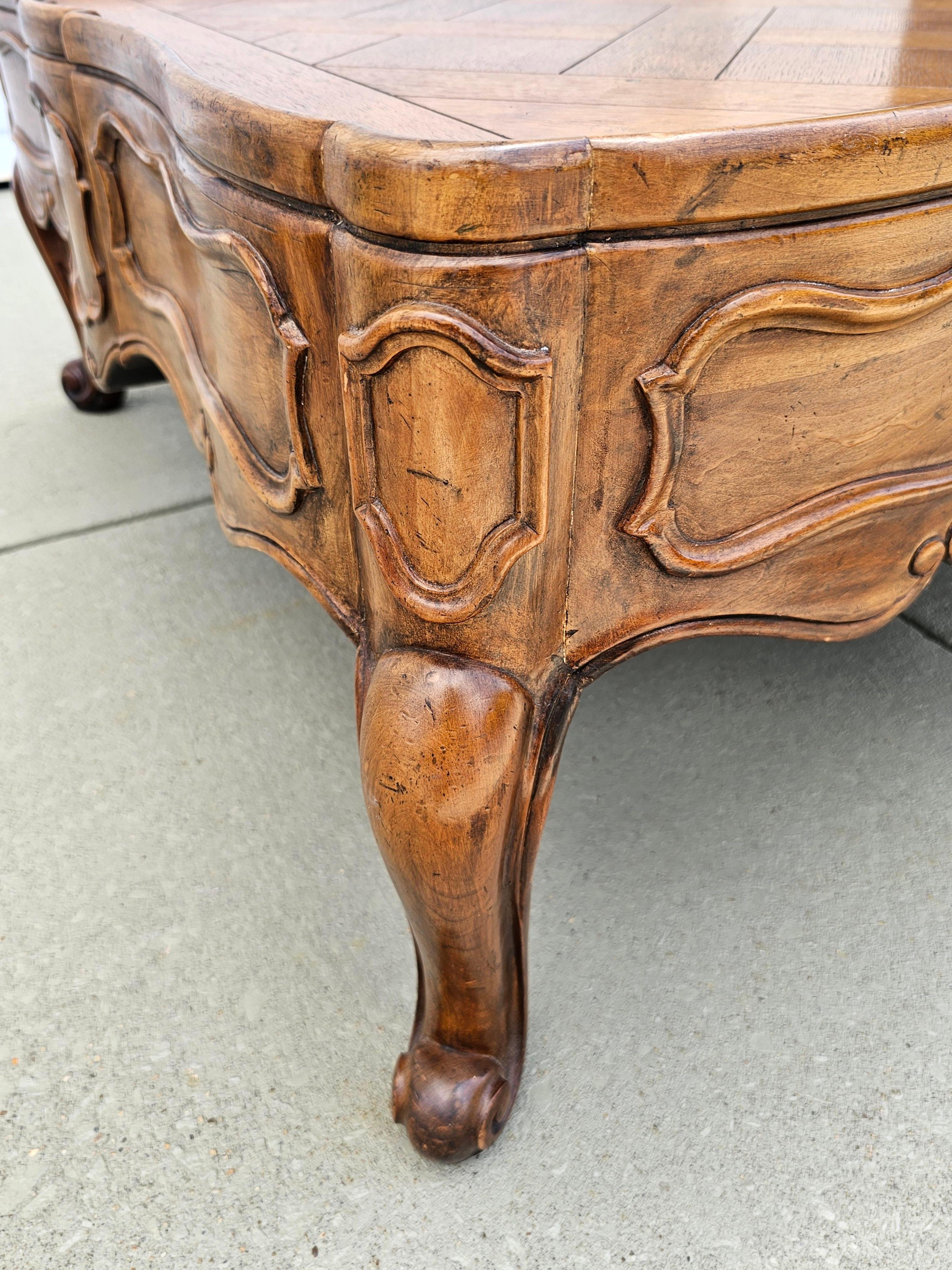 XX secolo Tavolino da caffè in noce intarsiato in stile provinciale francese di Baker Furniture in vendita