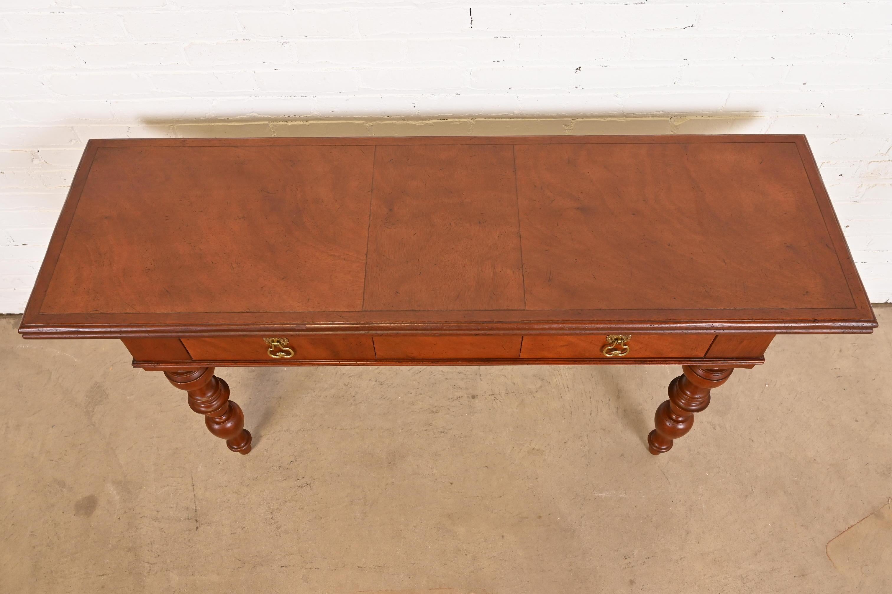 Baker Furniture Kolonial-Konsolentisch aus geschnitztem Mahagoni für Westindische Kolonialzeit im Angebot 3